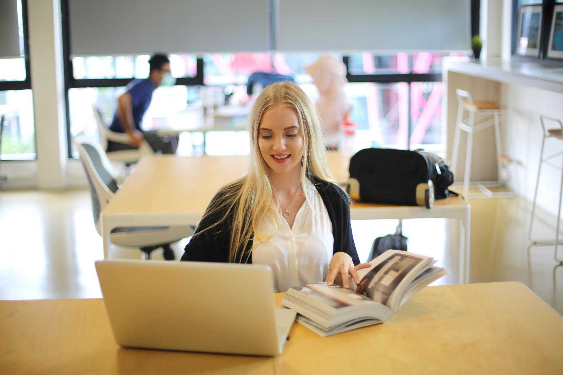 Miejsce pracy w umowie – czy musi być określone?