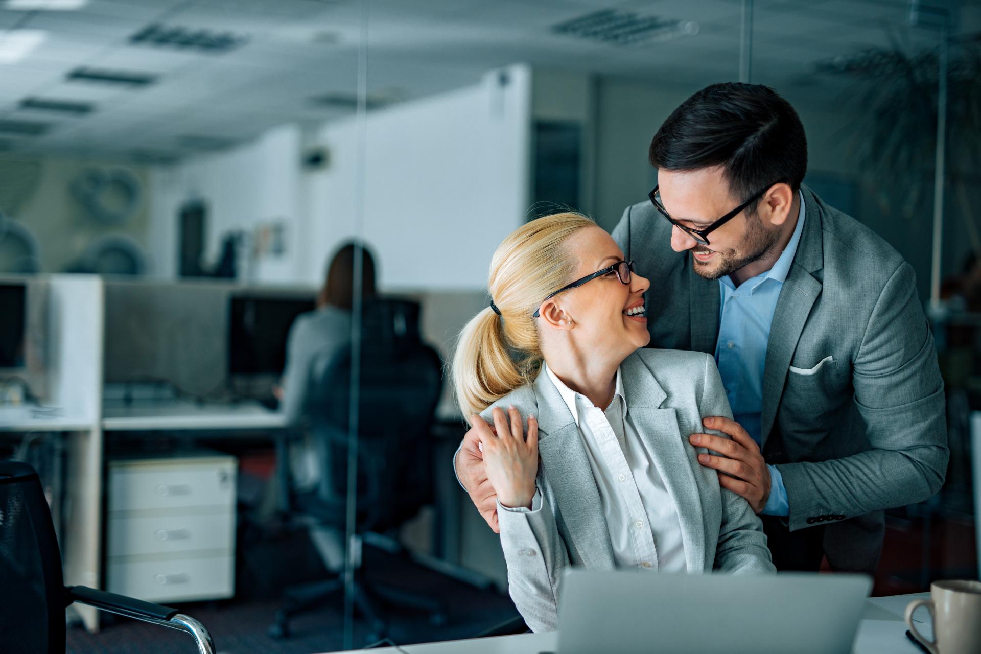 Romans w pracy - jakie konsekwencje prawne?