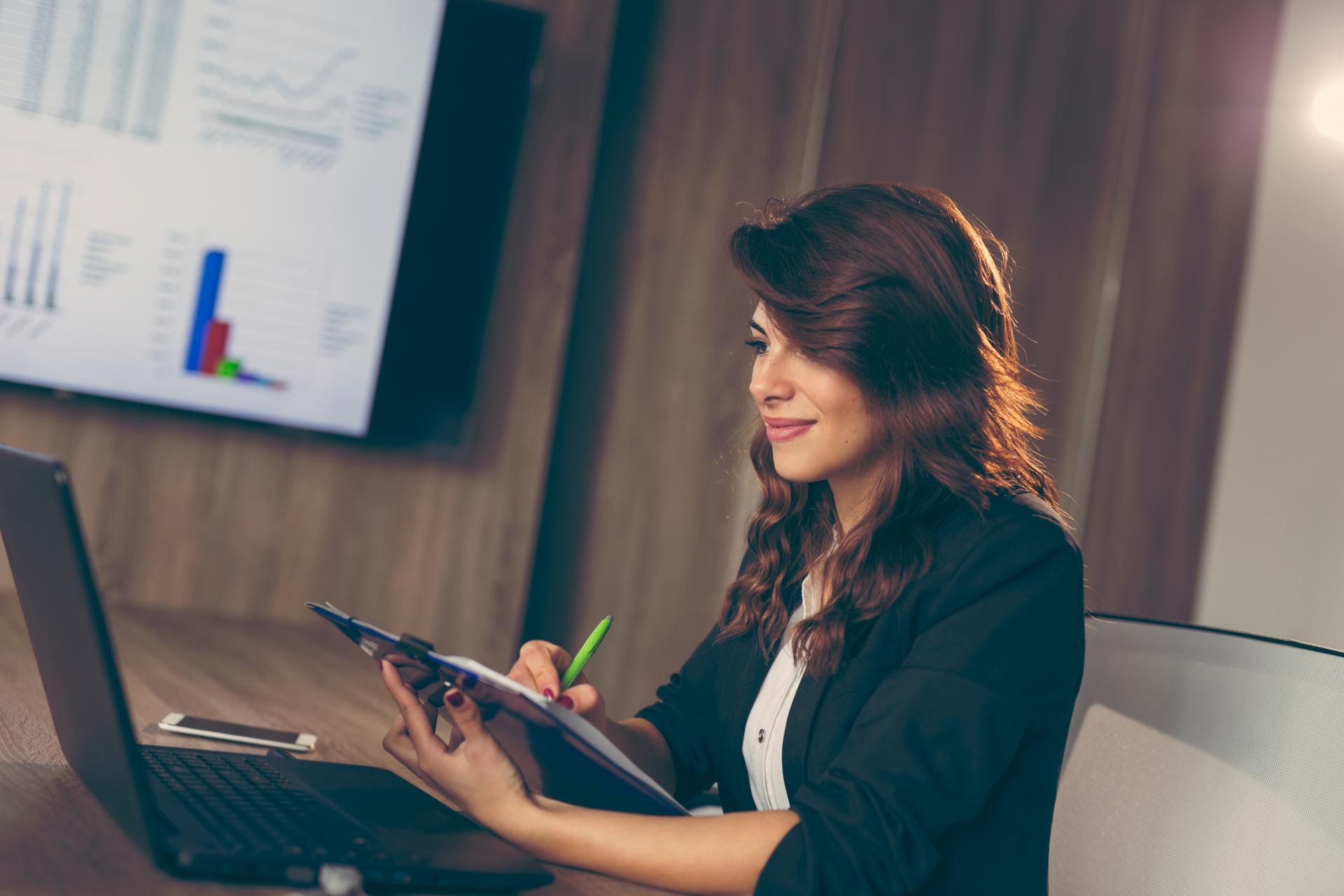 Premia uznaniowa i regulaminowa - jakie są różnice?