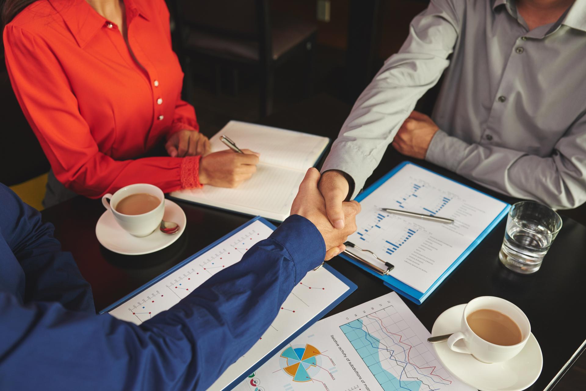 Kontrakt a umowa o pracę – kiedy to się opłaca?