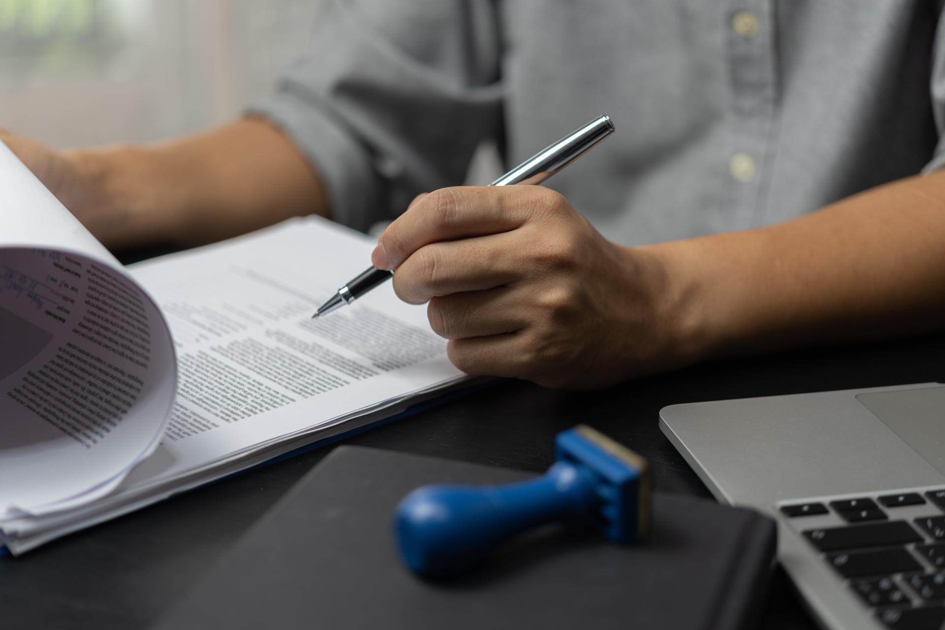 Kiedy podpis notarialnie poświadczony? Czym jest i do jakich czynności prawnych jest wymagany dla ich skuteczności?