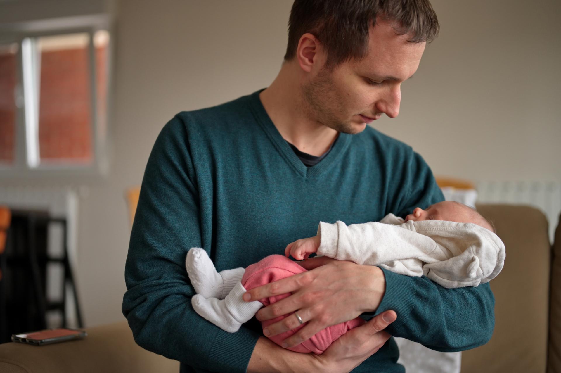 Urlop ojcowski a dzień urodzenia dziecka