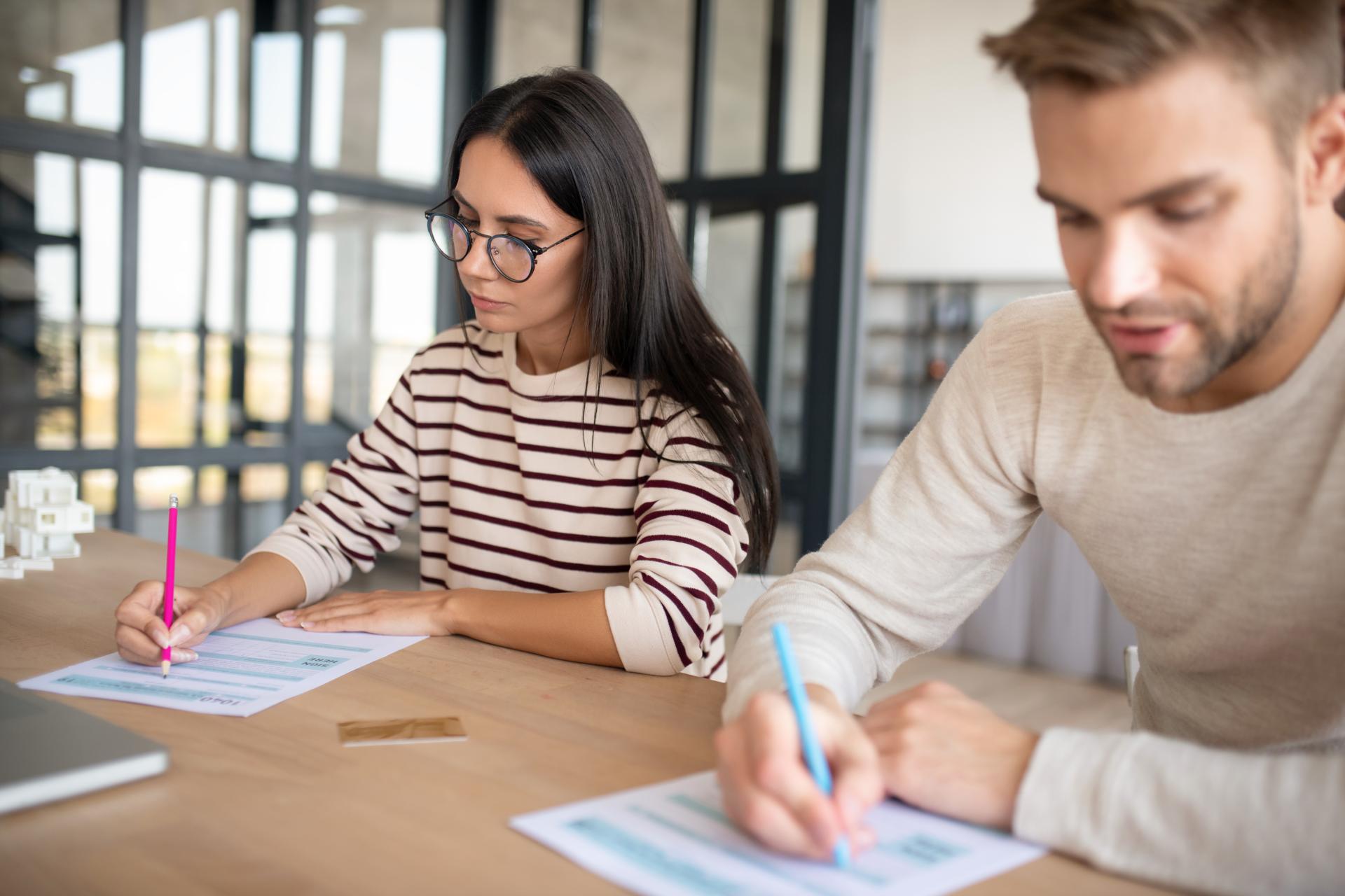 Osoba współpracująca na wychowawczym - czy podlega ubezpieczeniom w ZUS?