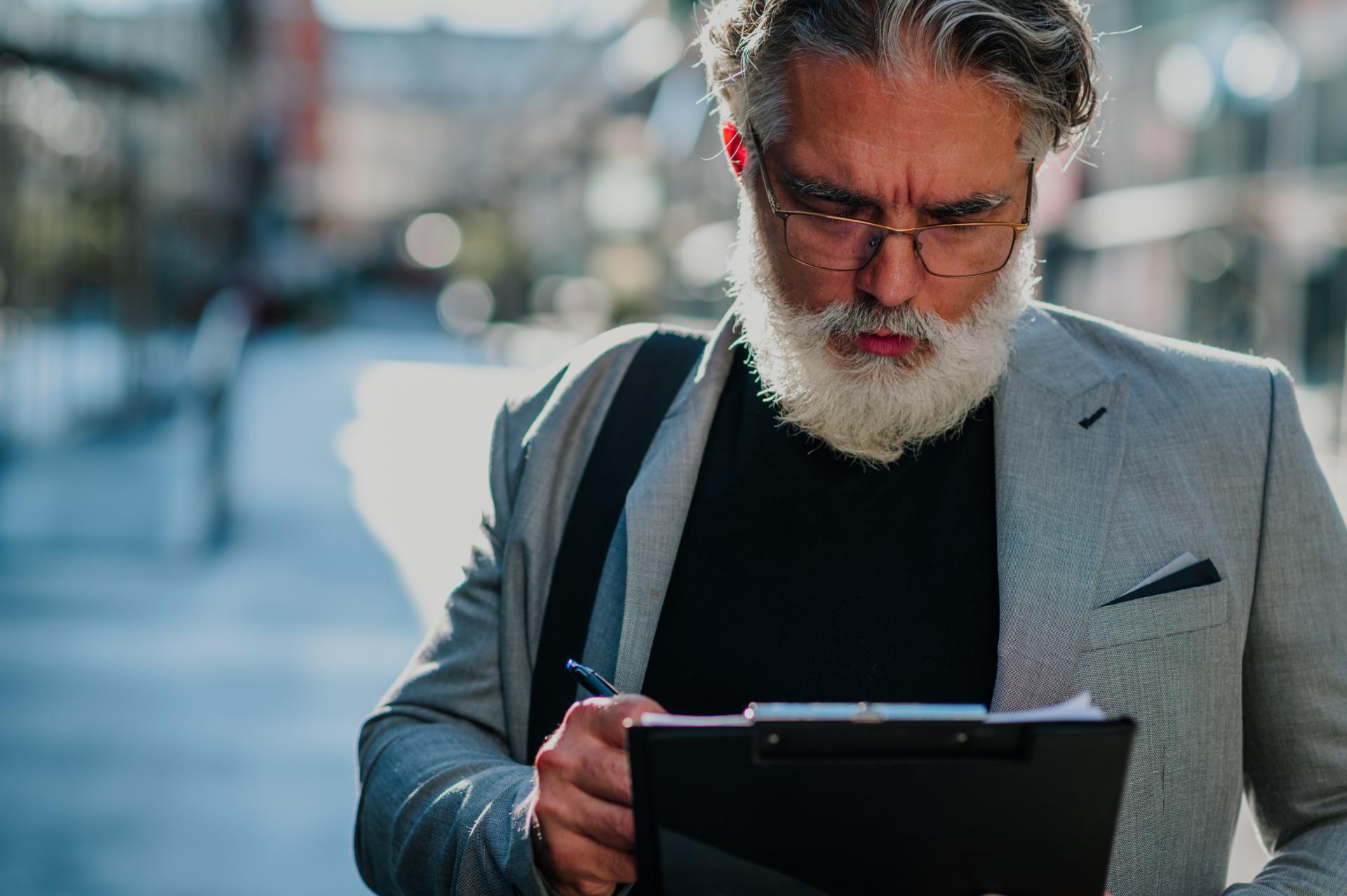 Czy pracownik musi uzasadnić wniosek o zwolnienie od pracy z powodu działania siły wyższej?
