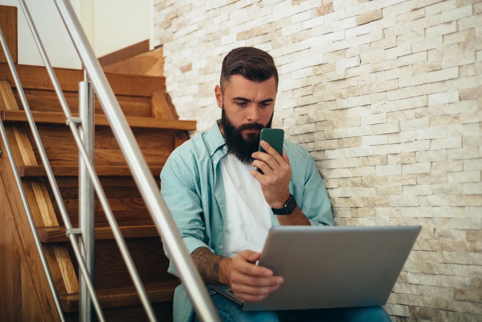 Czy pracownik musi założyć profil zaufany lub wykupić podpis elektroniczny?