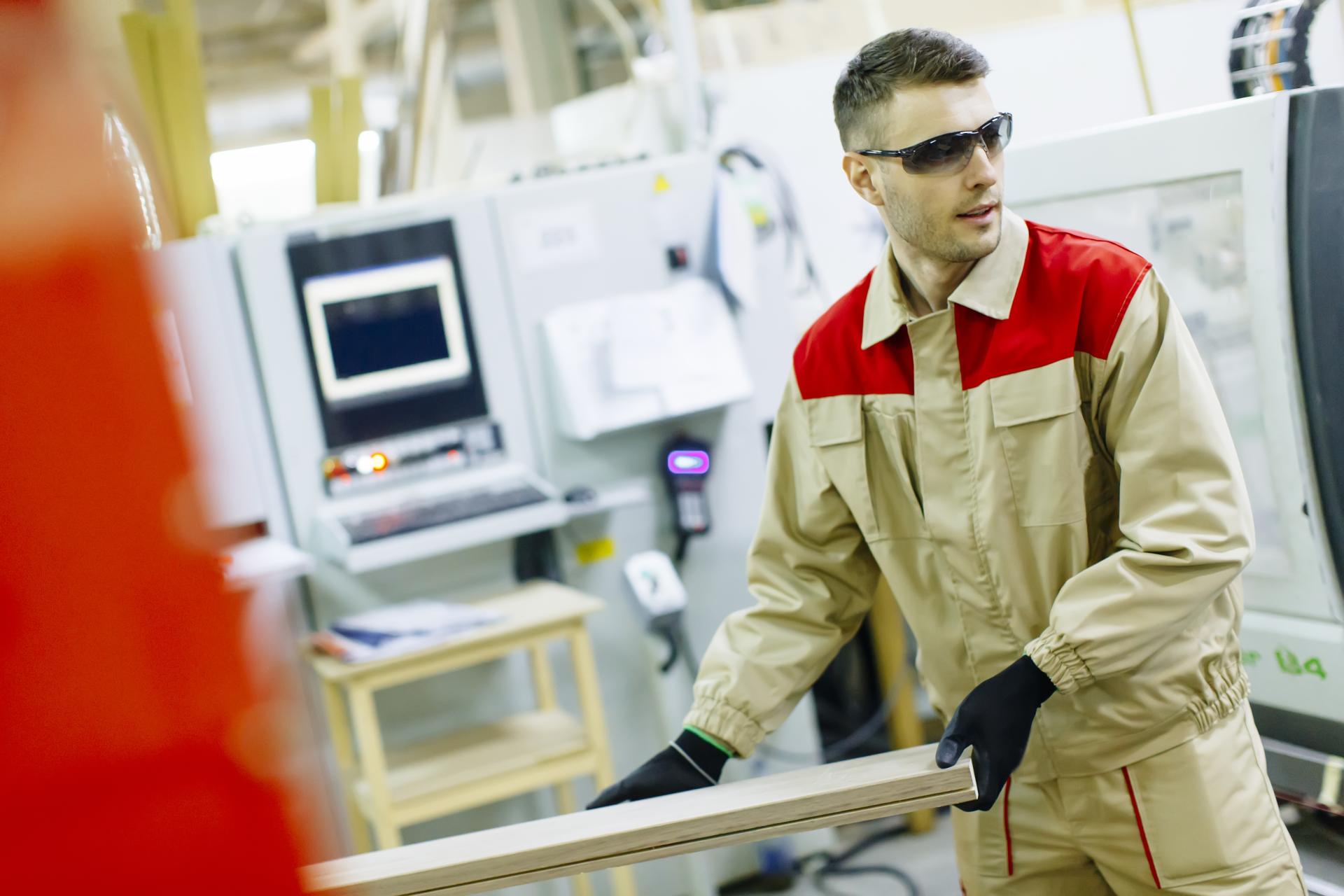 Odmowa używania własnej odzieży i obuwia roboczego w pracy