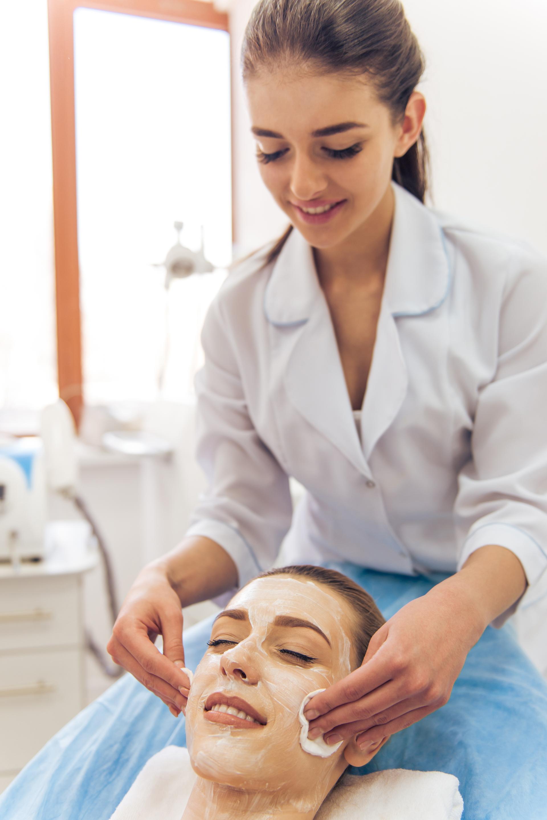 Praca i zarobki kosmetyczki. Jak nią zostać?