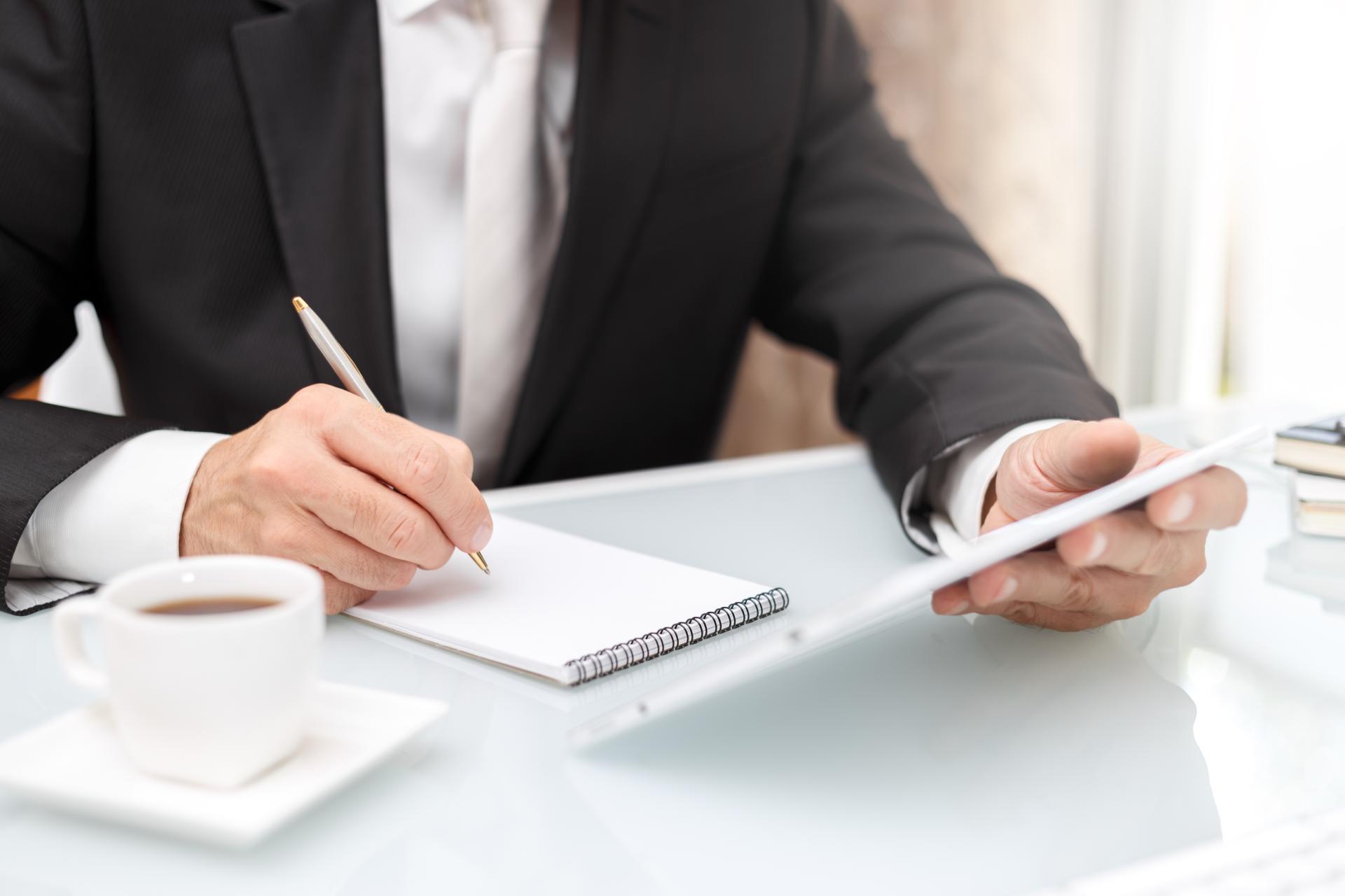 Nawiązywanie stosunku pracy z członkami zarządu w sposób dorozumiany - kiedy ma miejsce?