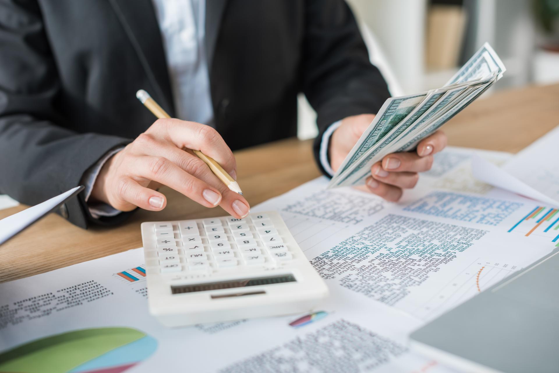 Zwolnienie z PIT dla młodych - czy obowiązuje dla umów na małe kwoty?