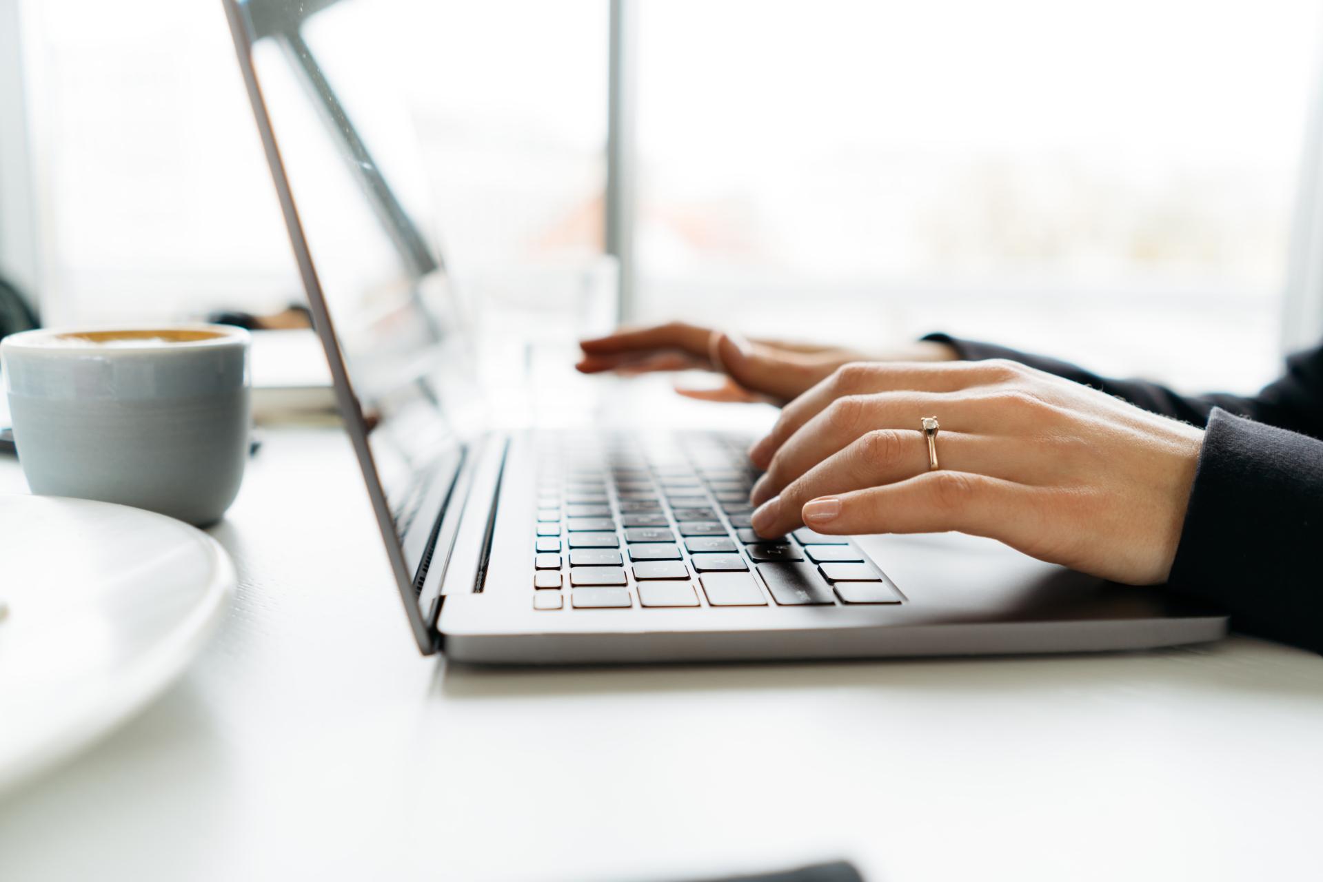 Jak nieobecności wpływają na wypłatę wynagrodzenia?