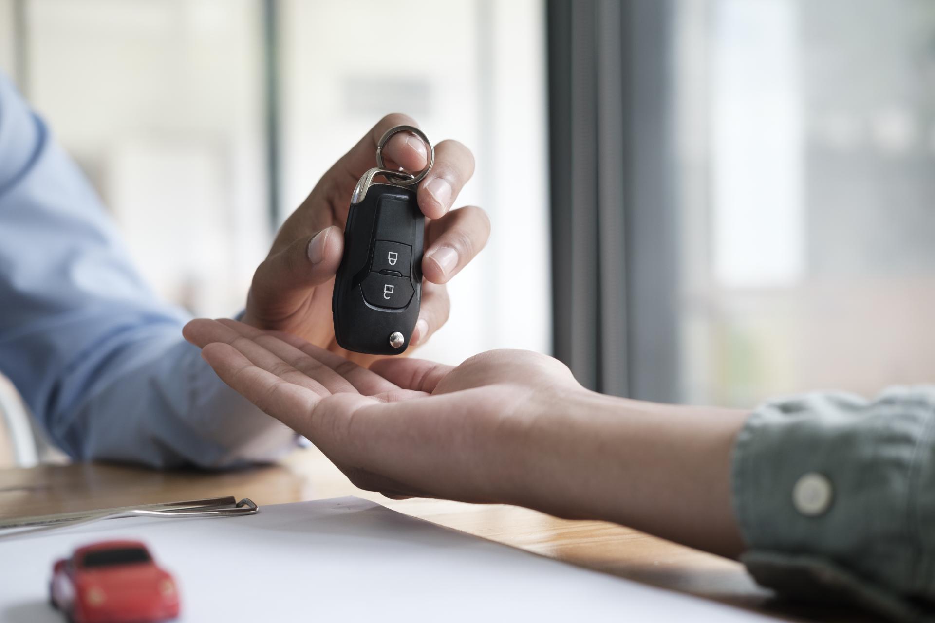 Auto służbowe zaparkowane pod domem a składki i podatek