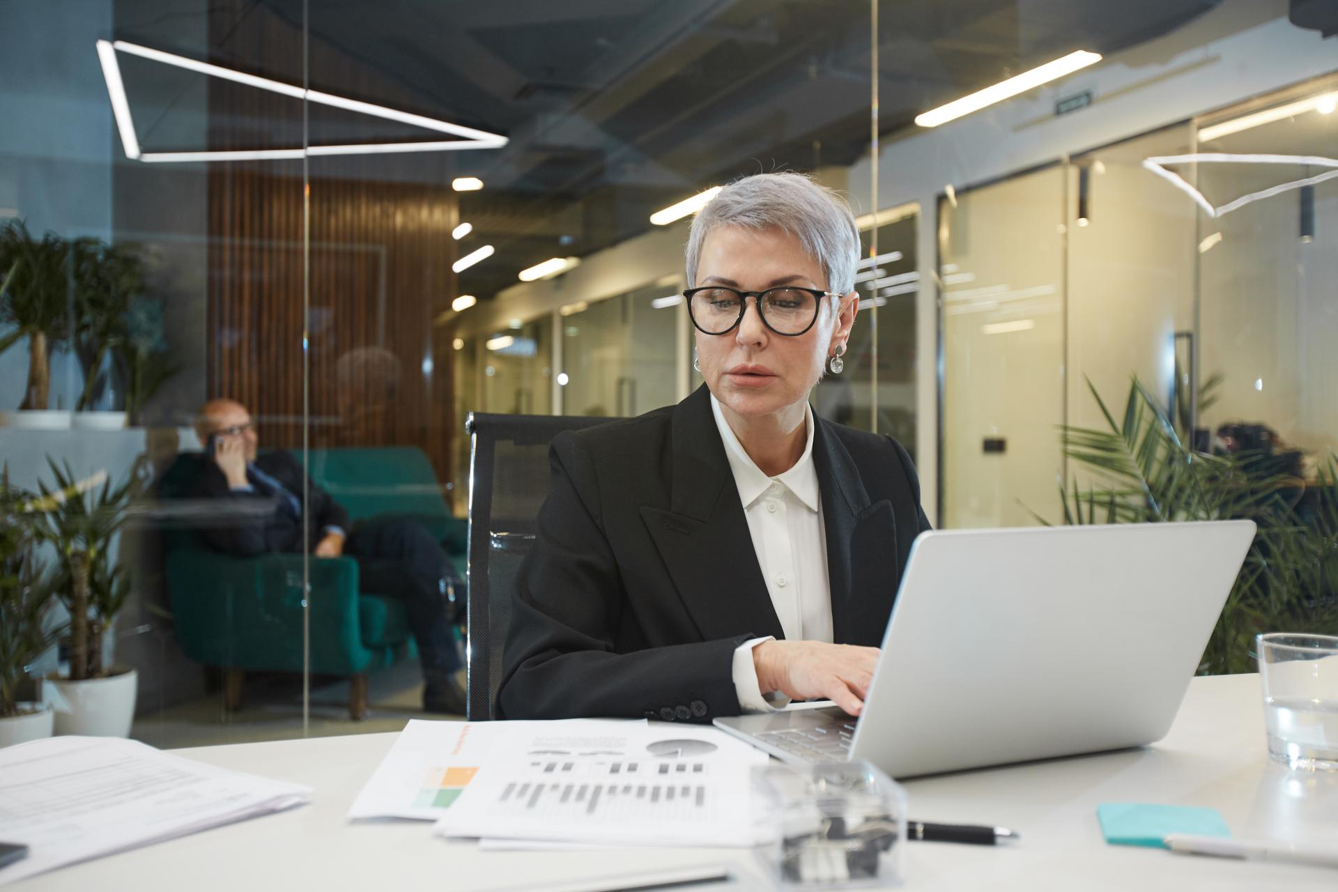 Szklany sufit - jak się objawia na rynku pracy?