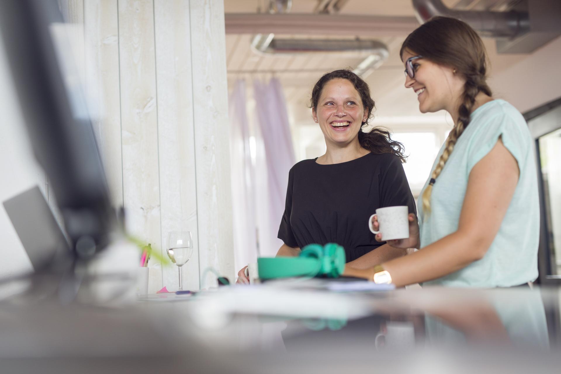 Polecanie znajomych w pracy - czy warto?