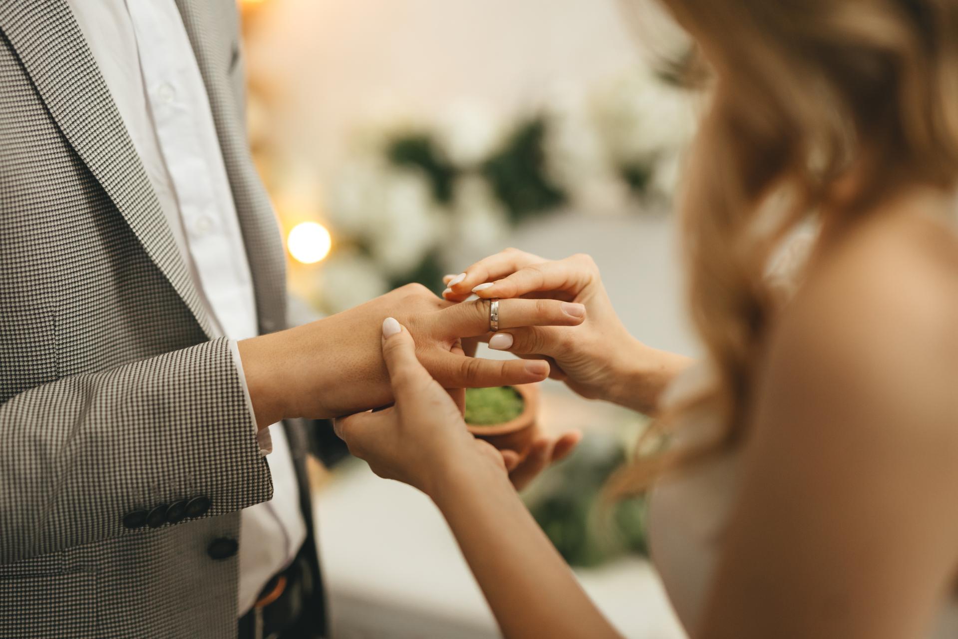 Prawo pracy, zasiłki, świadczenia wypadkowe – co zmienią przepisy o związkach partnerskich?