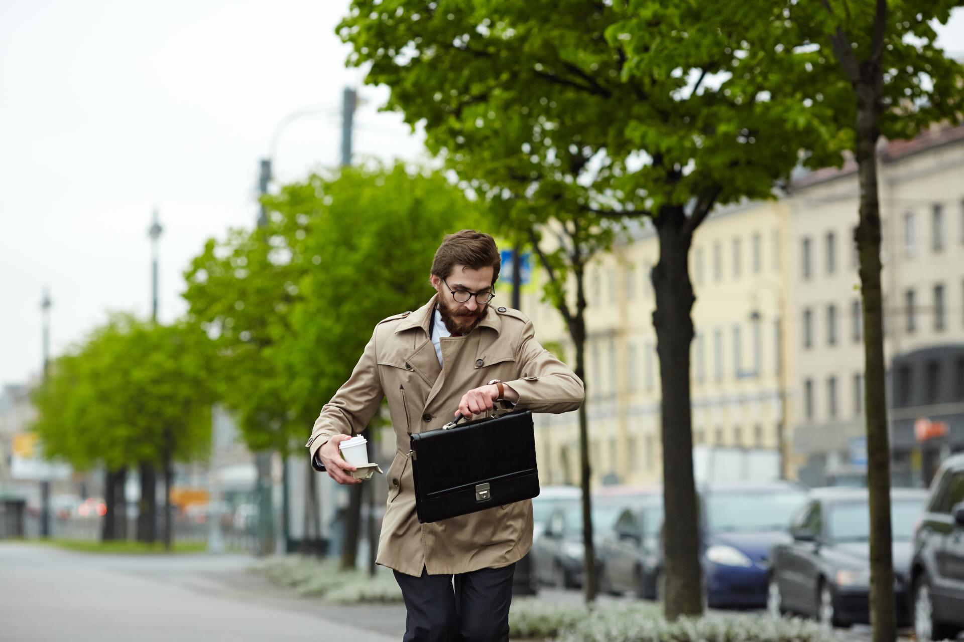 Czy spóźnienie do pracy uzasadnia zwolnienie dyscyplinarne?
