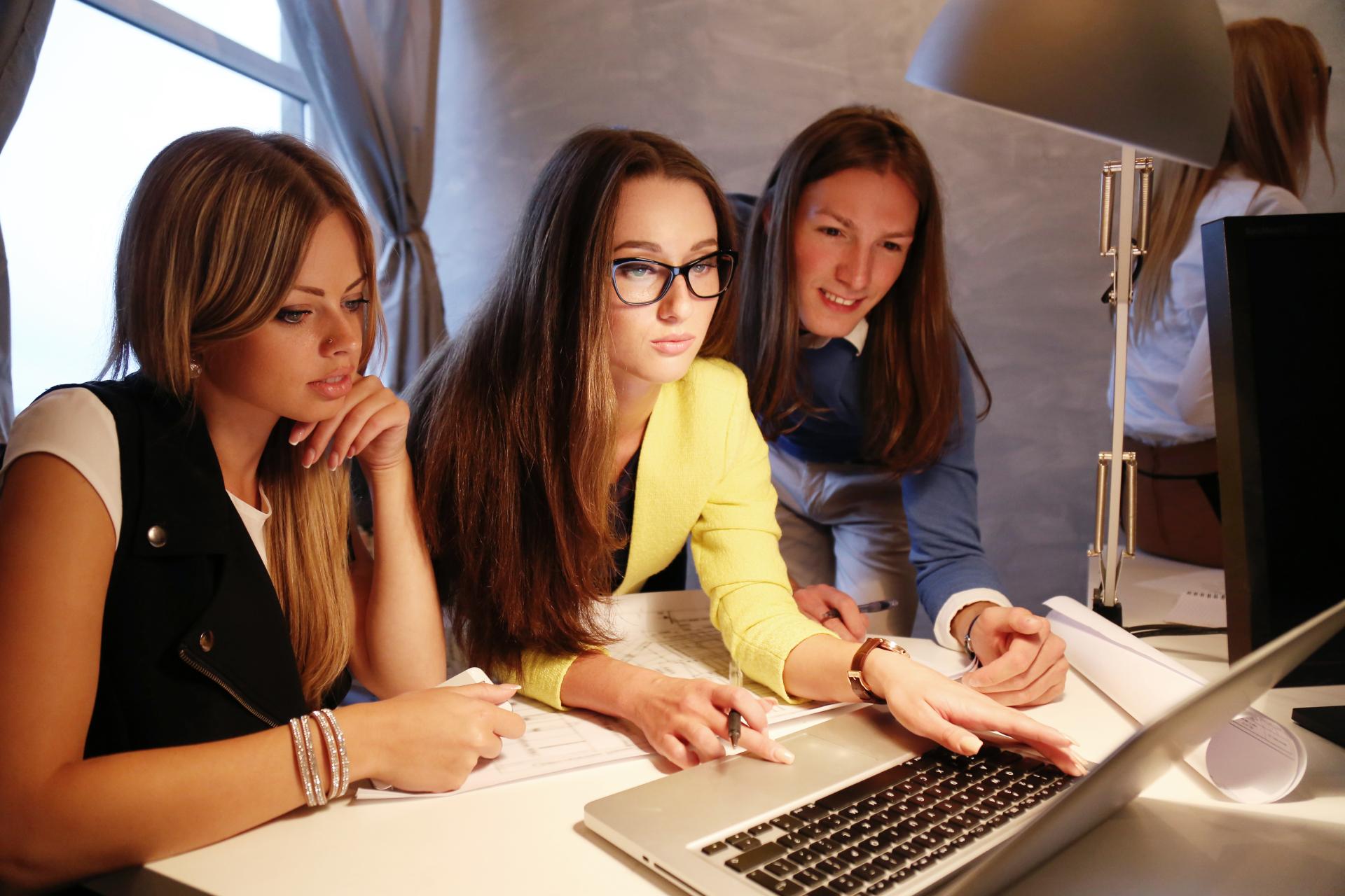 Świadczenia z ZFŚS – czy przysługują na urlopie bezpłatnym lub wychowawczym?