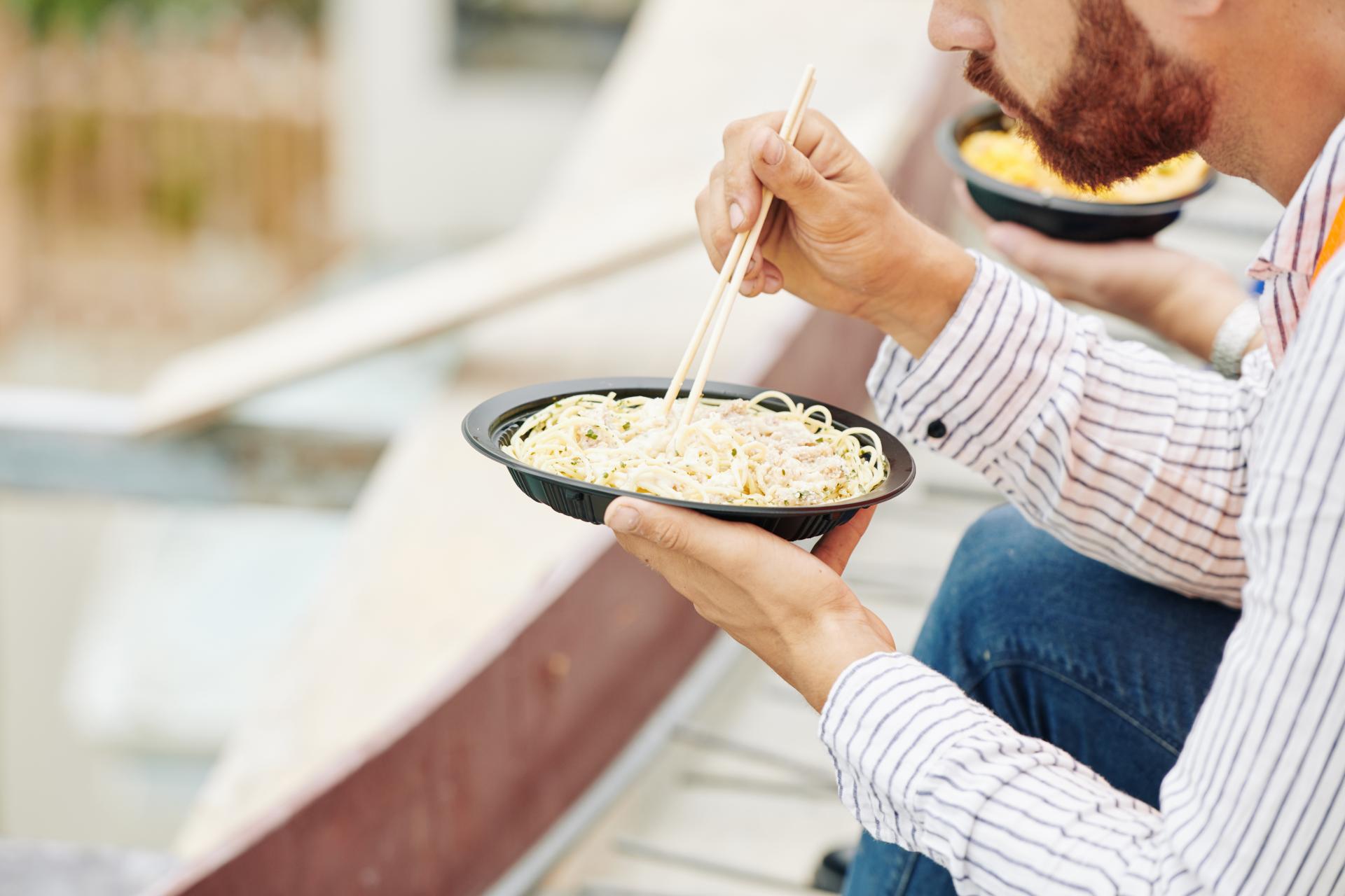 W jakich warunkach pracodawca powinien zapewnić ciepły posiłek i herbatę dla pracownika?