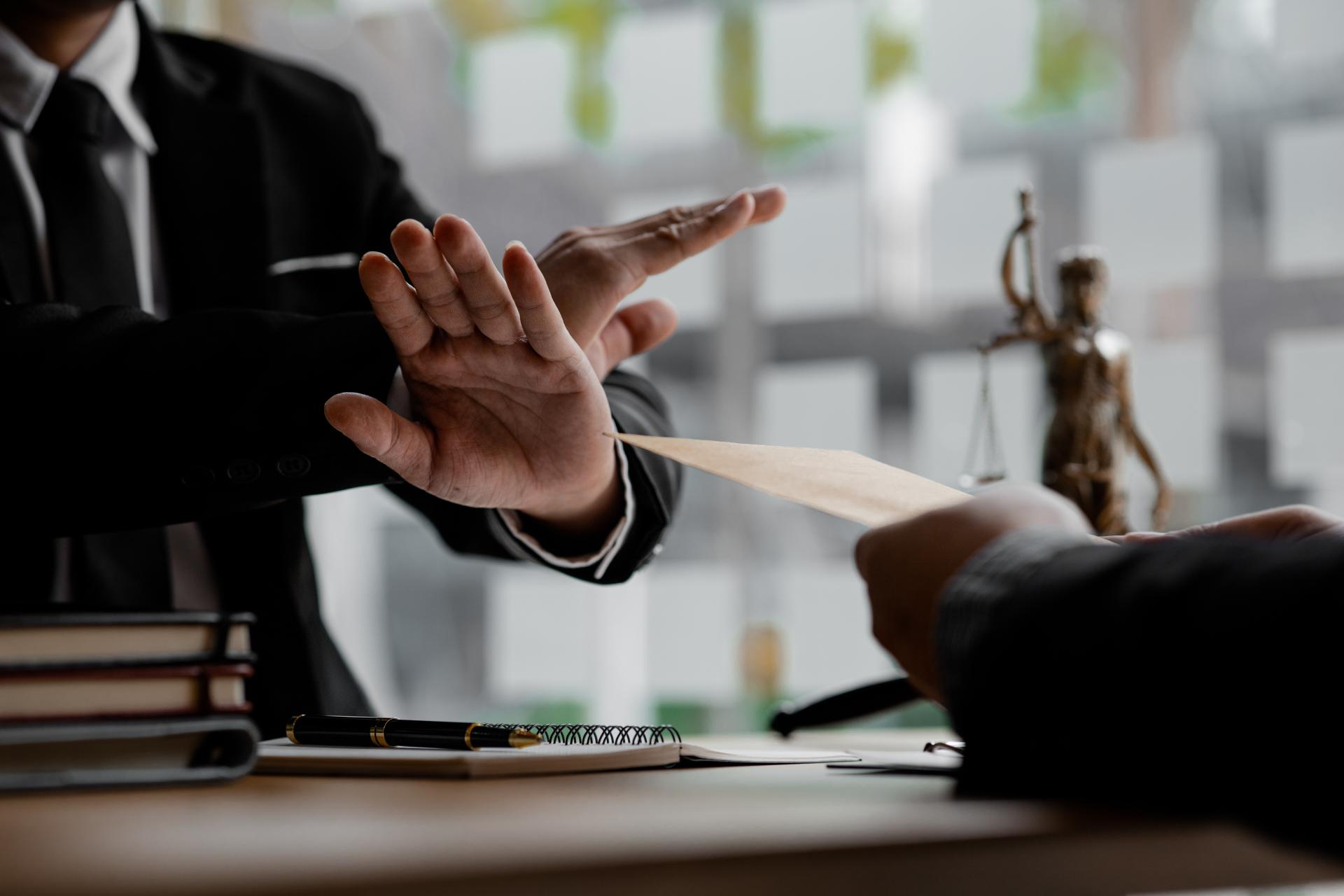 Rażące wygórowanie kary umownej – jakie ma konsekwencje?