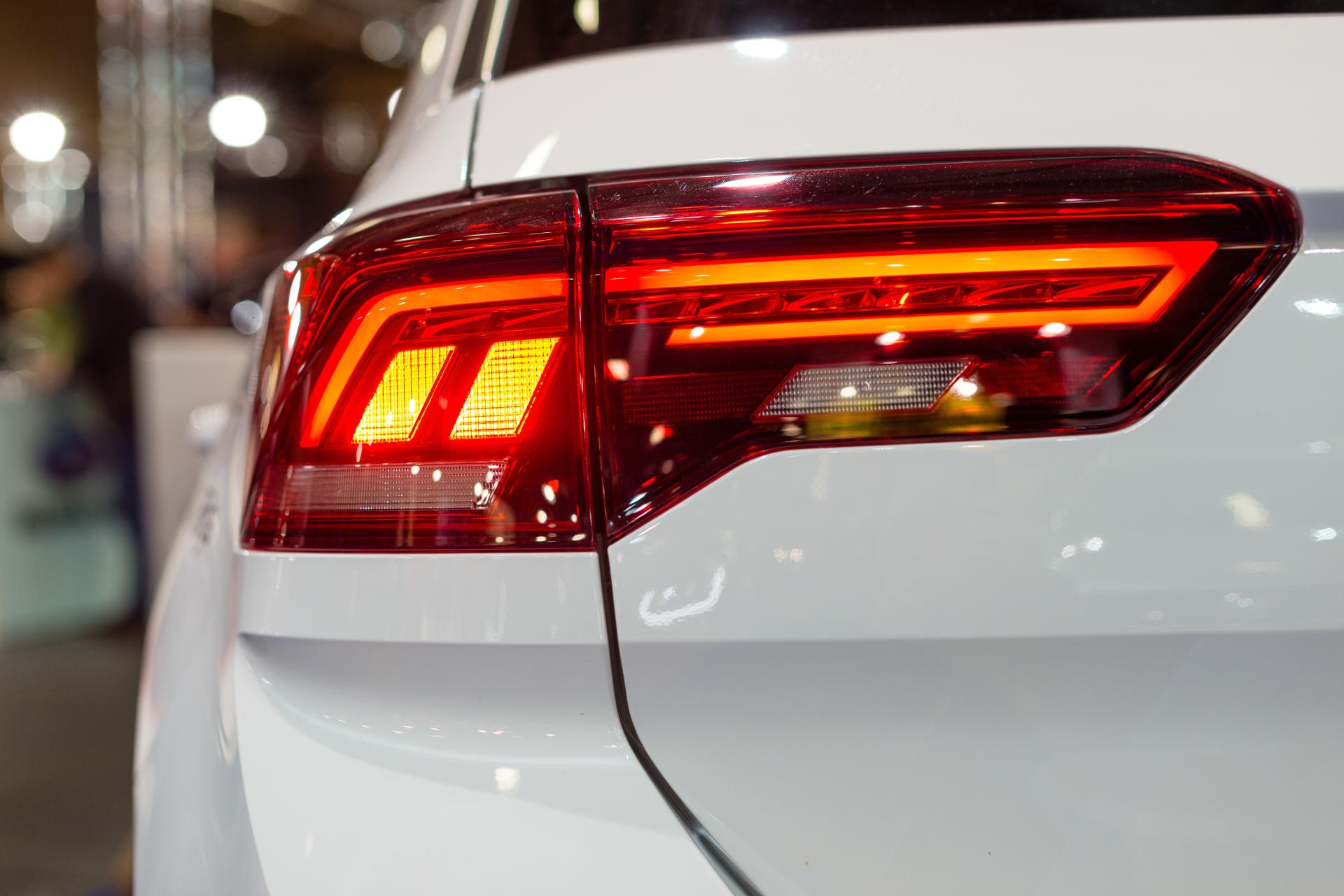 Jakie są obowiązki ubezpieczyciela podczas zawierania i wznawiania umowy OC pojazdu?