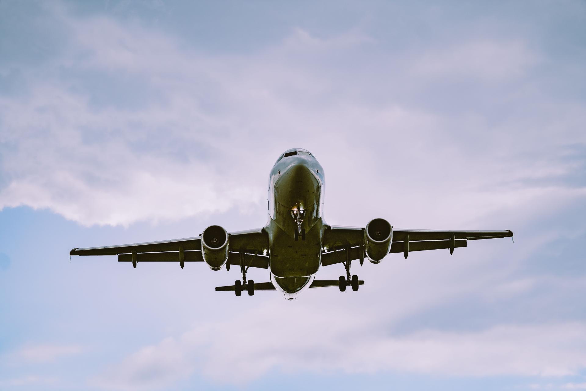 Opóźnienie lotu a lot zastępczy na własną rękę — kwestie odszkodowania