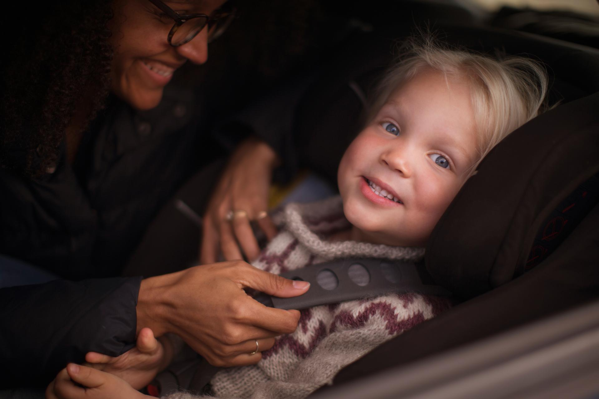 Przewożenie dziecka w samochodzie – jak robić to prawidłowo?