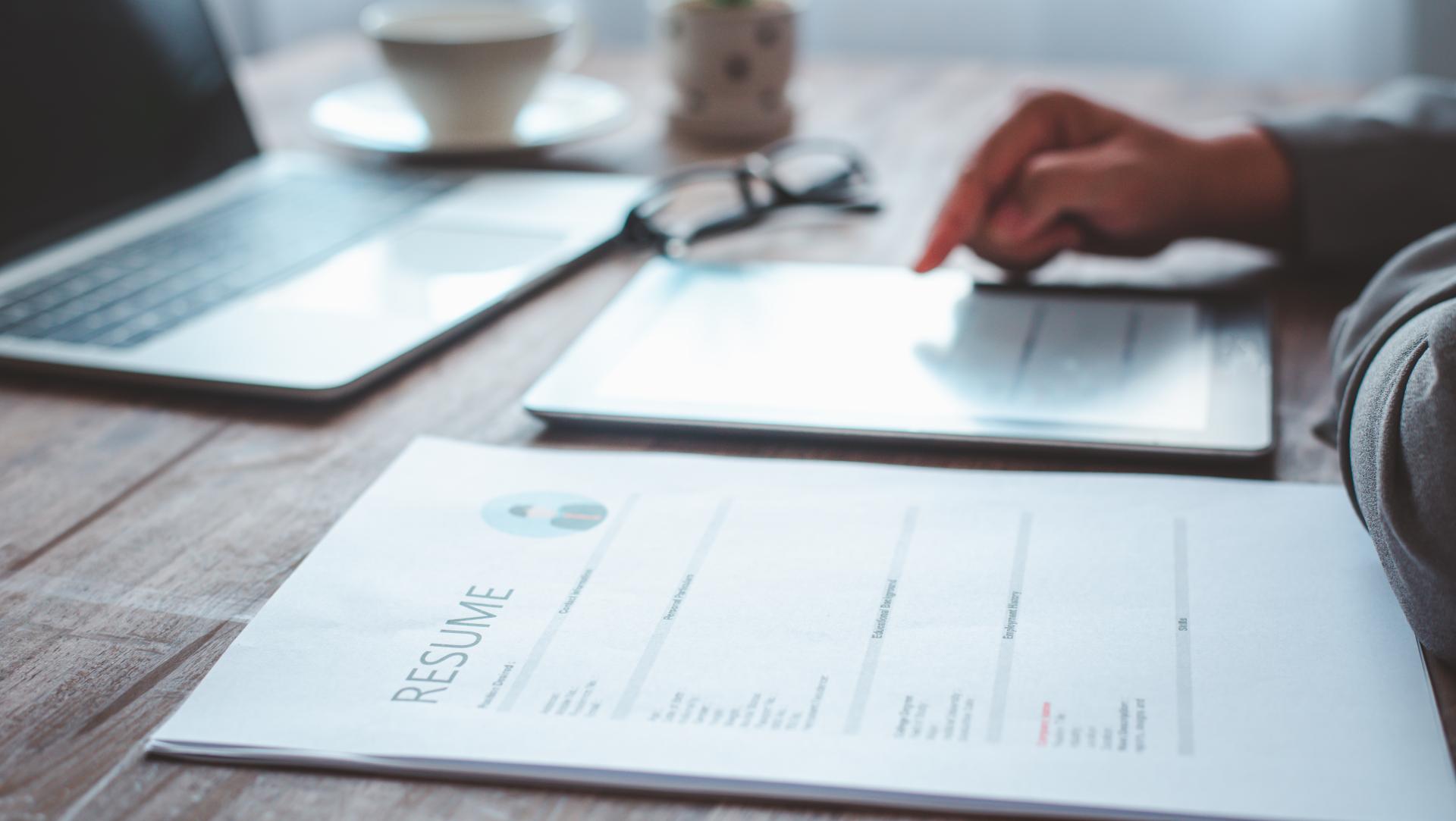 Wniosek o zaświadczenie o niezaleganiu w US i ZUS – jak zdobyć?