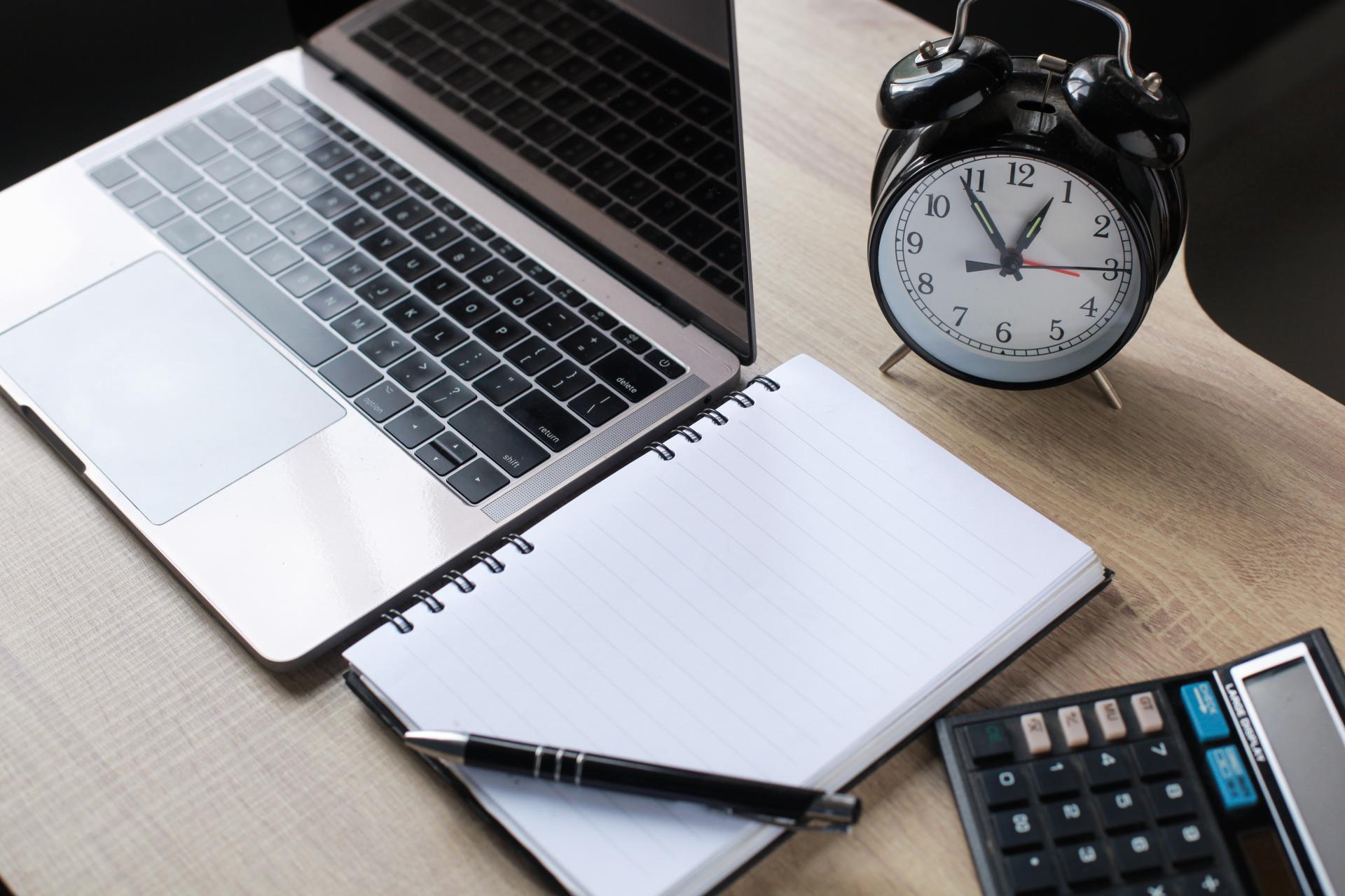 Praca w dłuższych okresach rozliczeniowych – co oznacza dla pracownika?