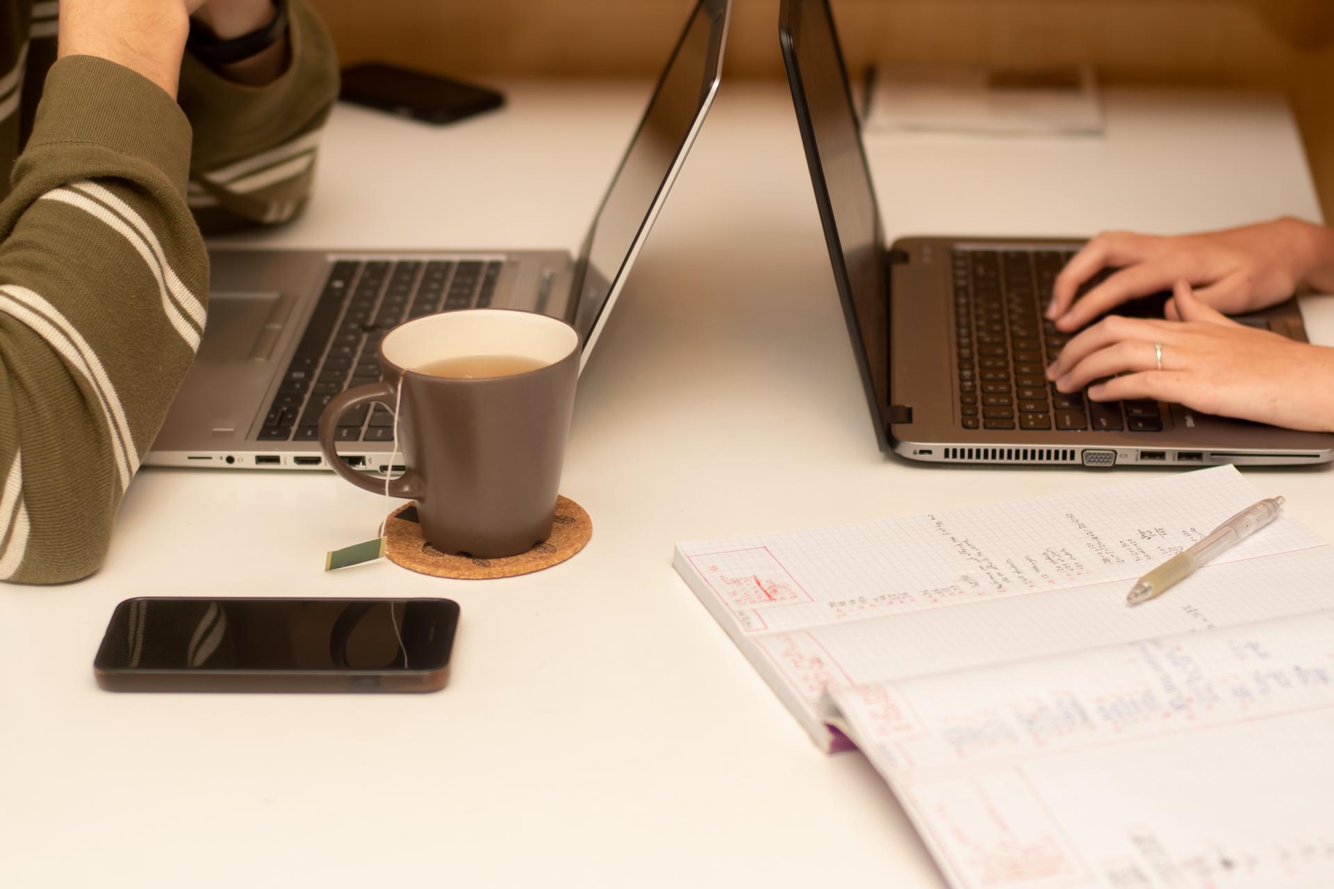 Jak powinno wyglądać biurko w pracy?