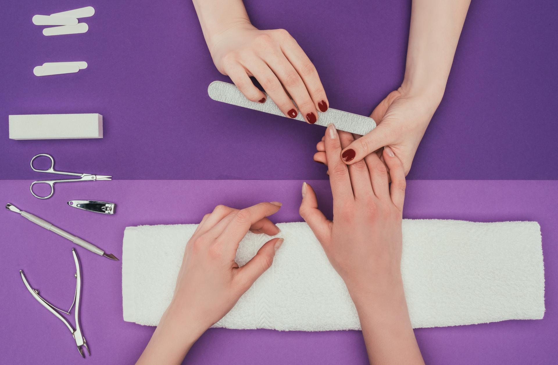 Manikiurzystka – ile może zarobić stylista paznokci?