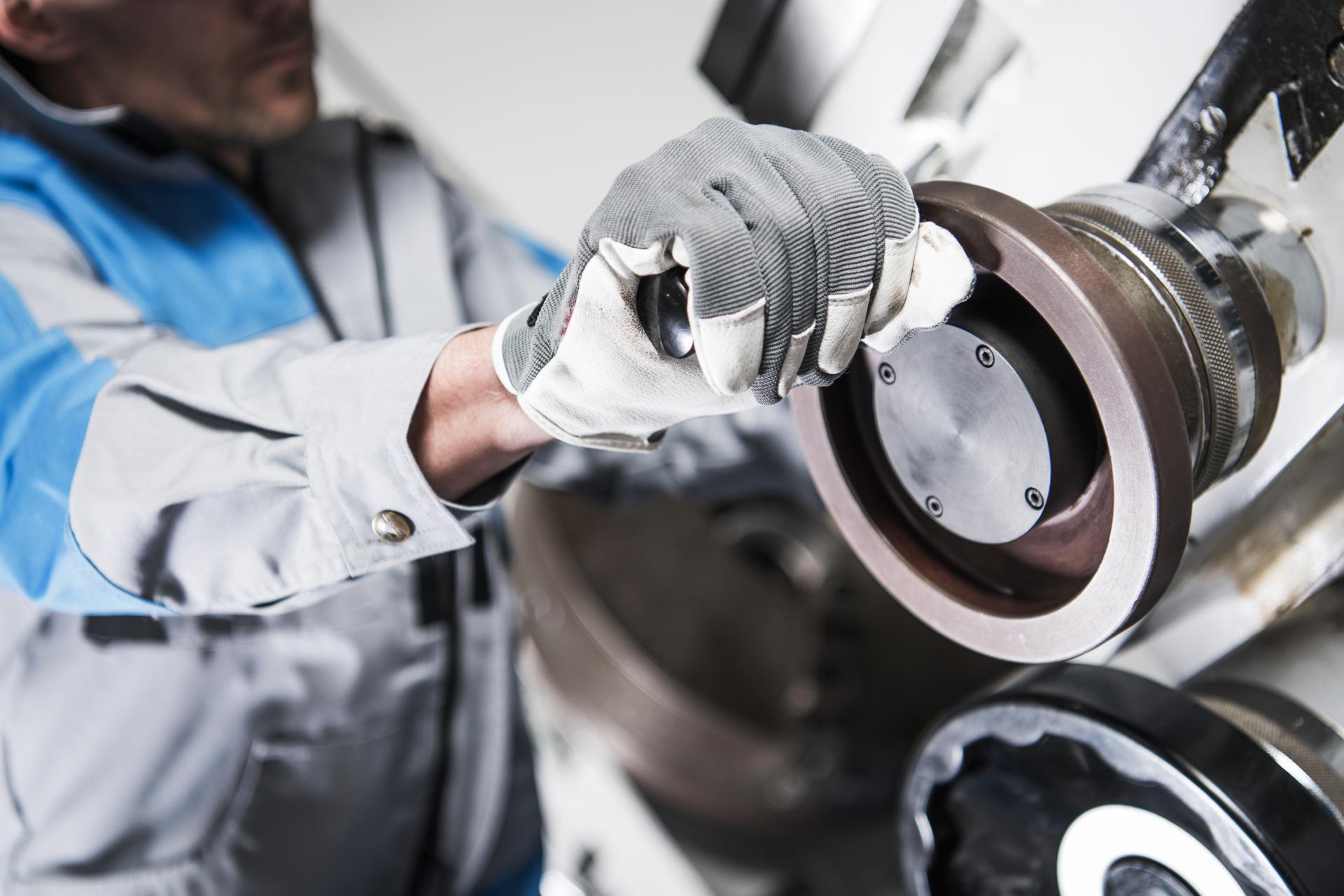 Ile zarabia operator CNC?