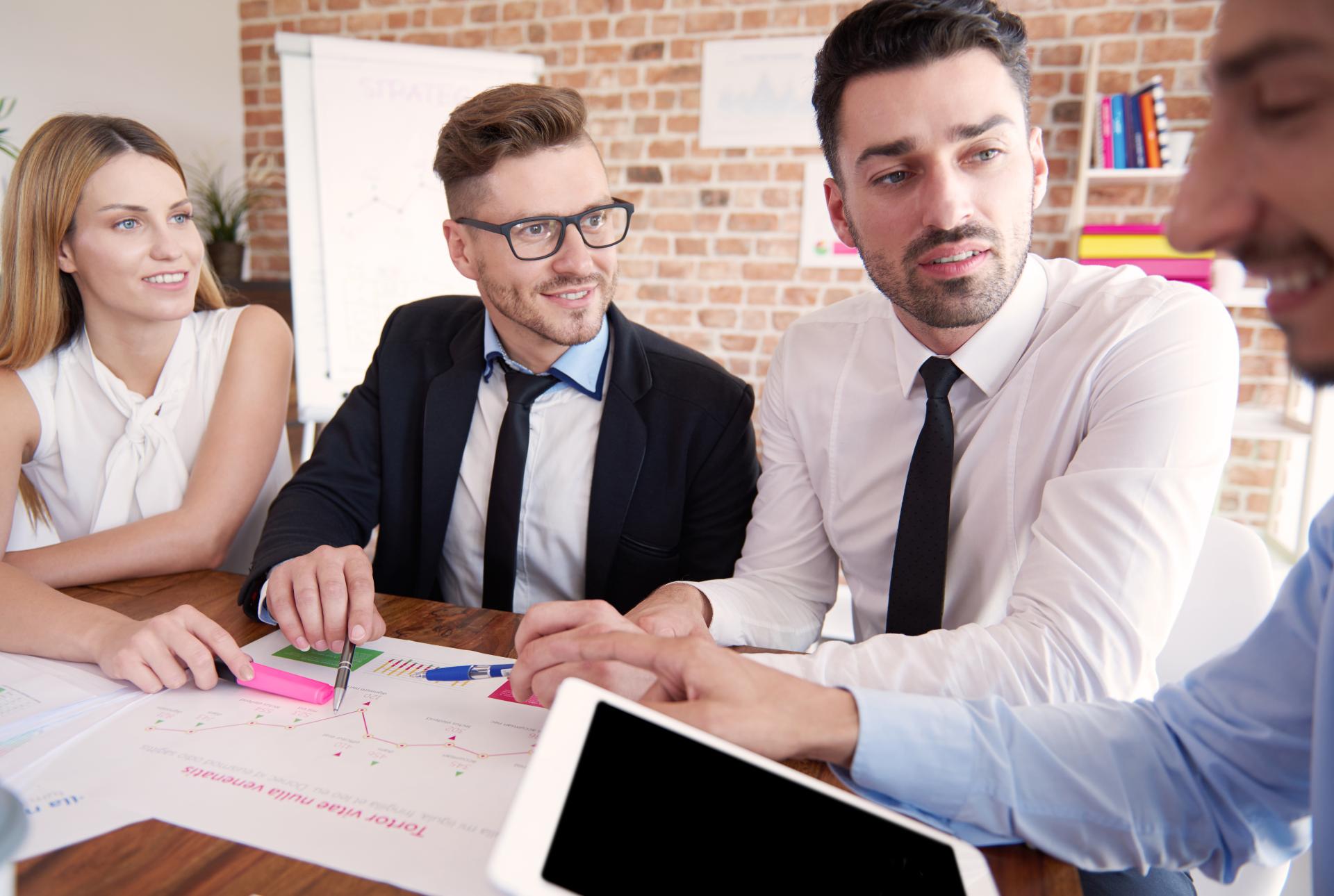 Kolega na tym samym stanowisku zarabia więcej - jak się zachować?