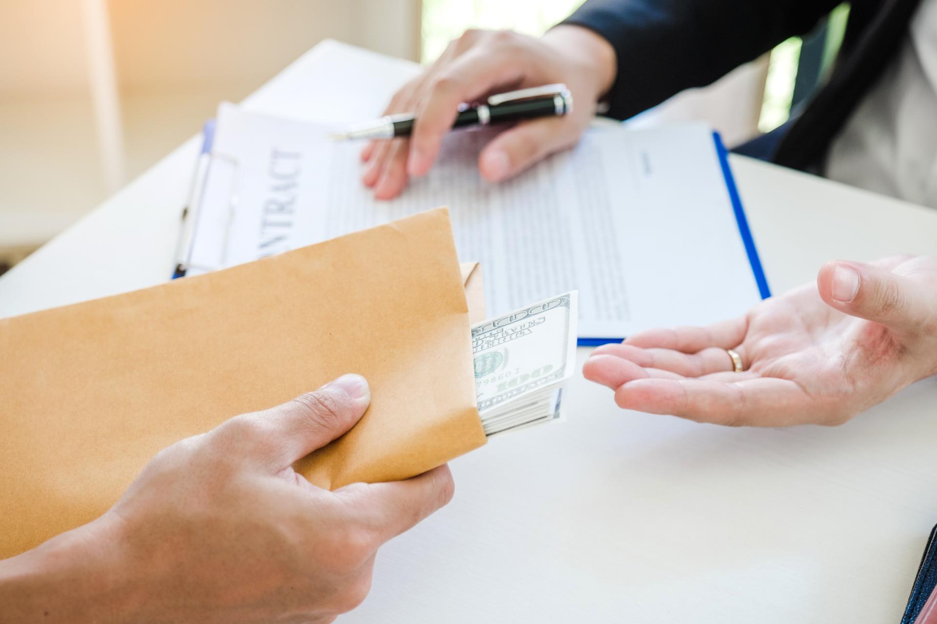 Czy trzeba prosić o zgodę nabywcy, wysyłając faktury do KSeF?