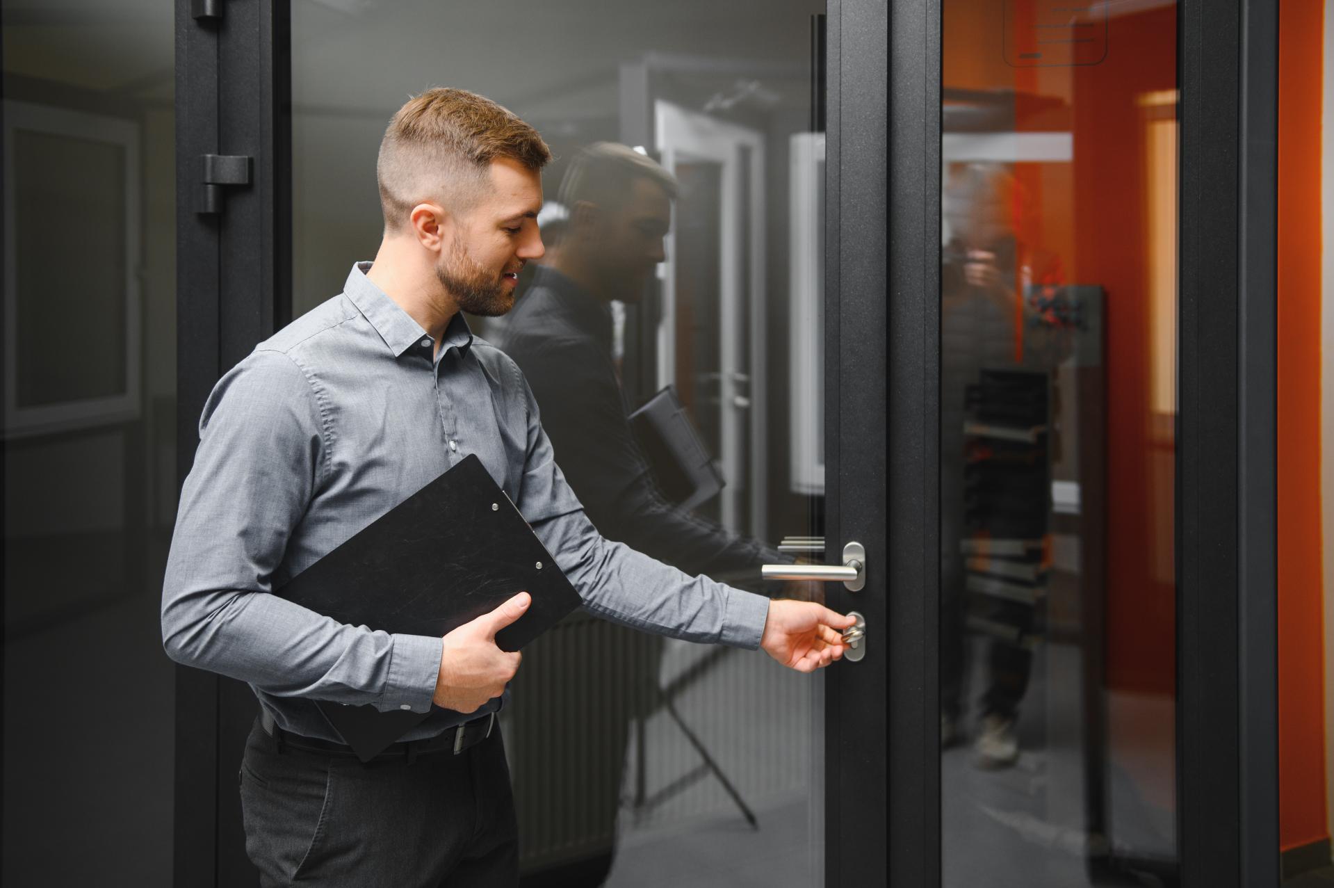 Obowiązek dalszego zatrudnienia jako zabezpieczenie na czas procesu