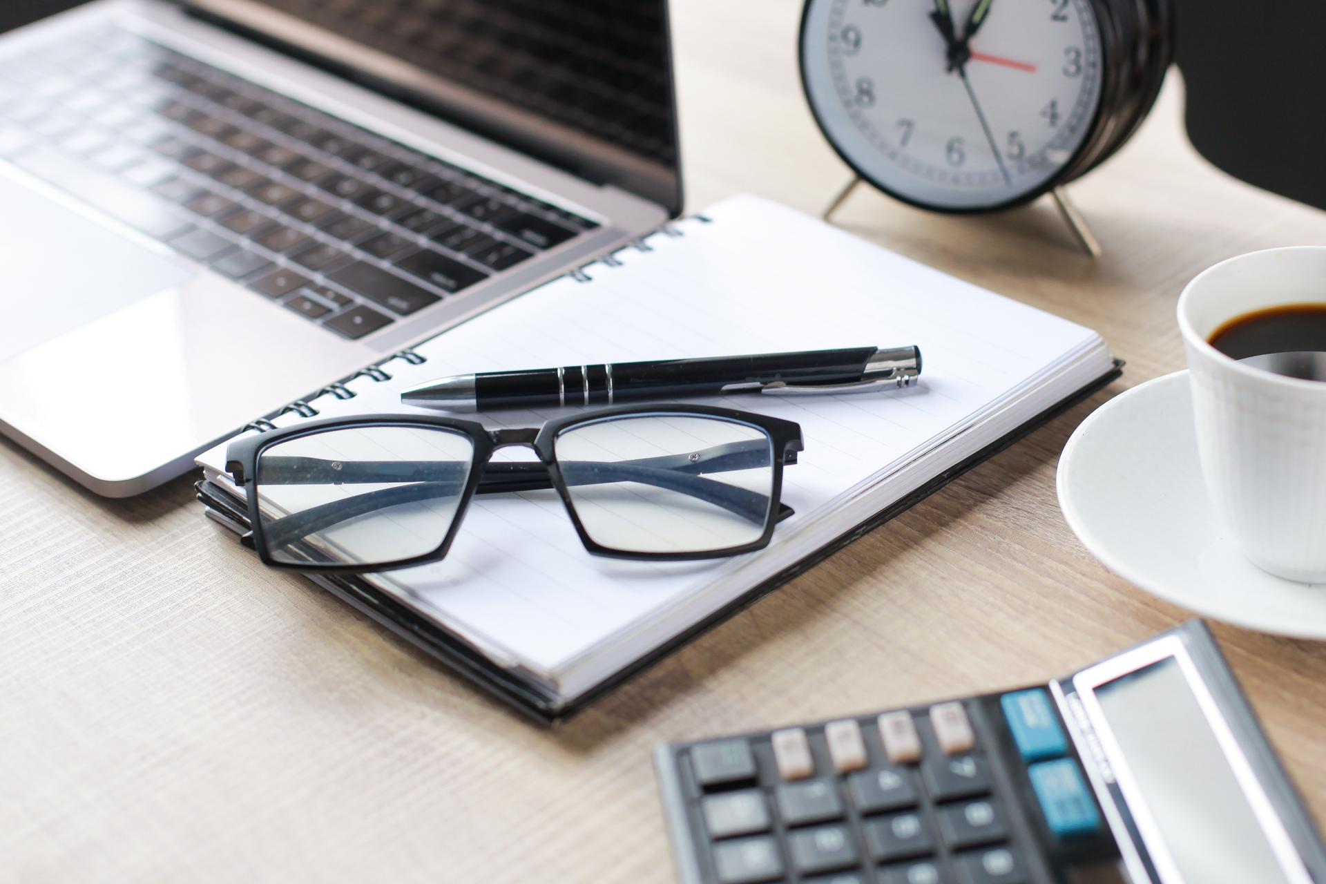 Biurko w pracy - czego na nim nie trzymać?