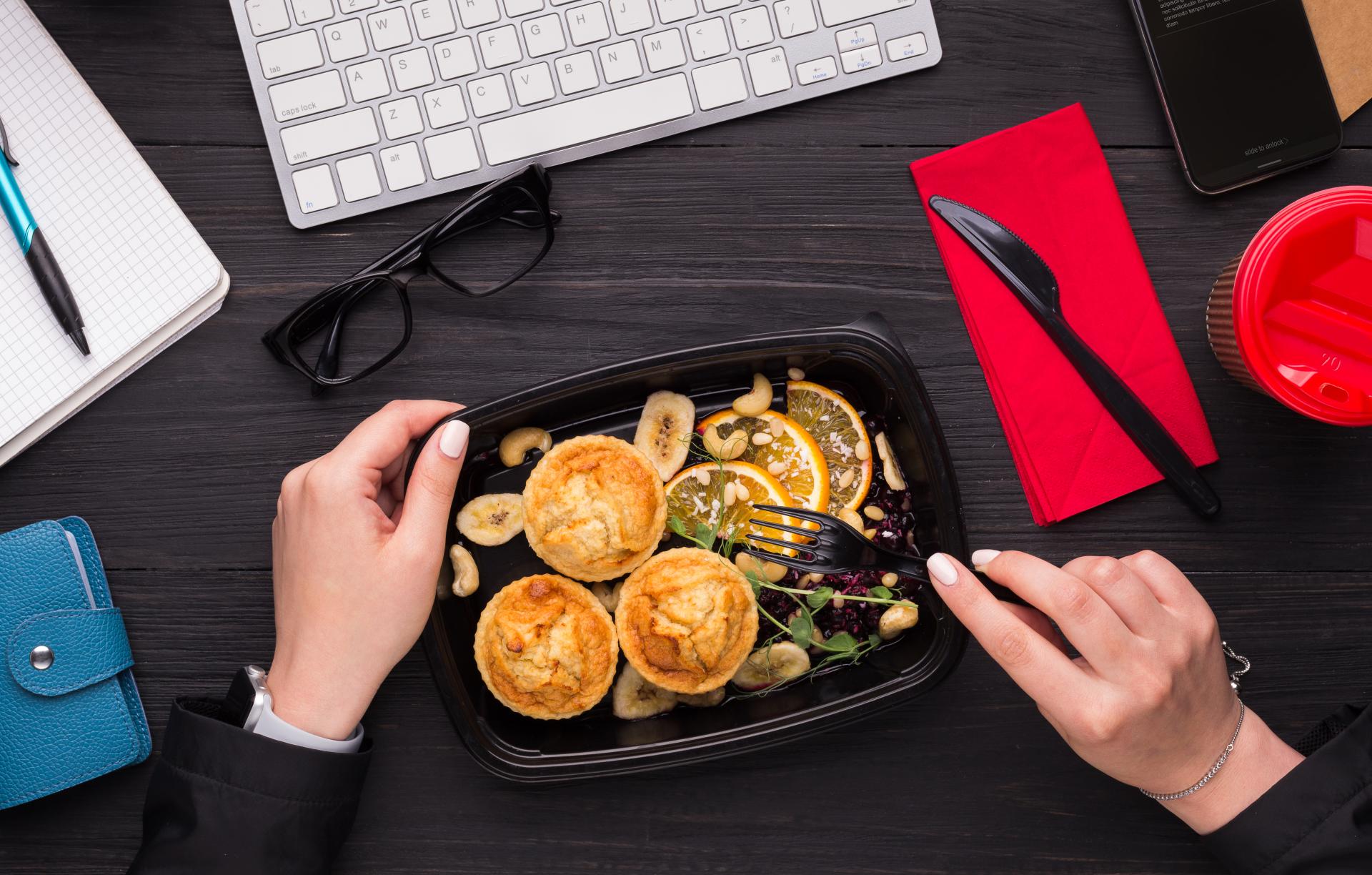 Jedzenie przy biurku - dlaczego warto zmienić ten nawyk?