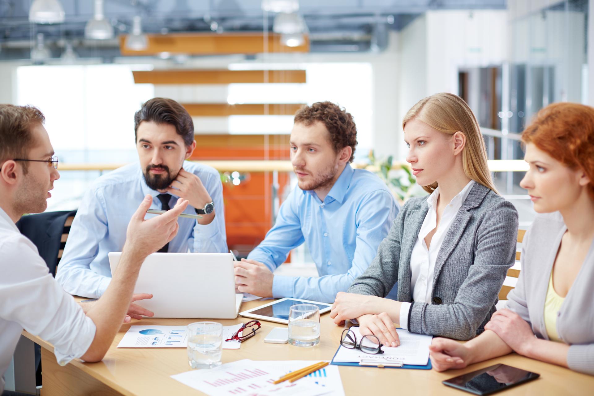 Rozmowa ze współpracownikami - jakich tematów unikać?