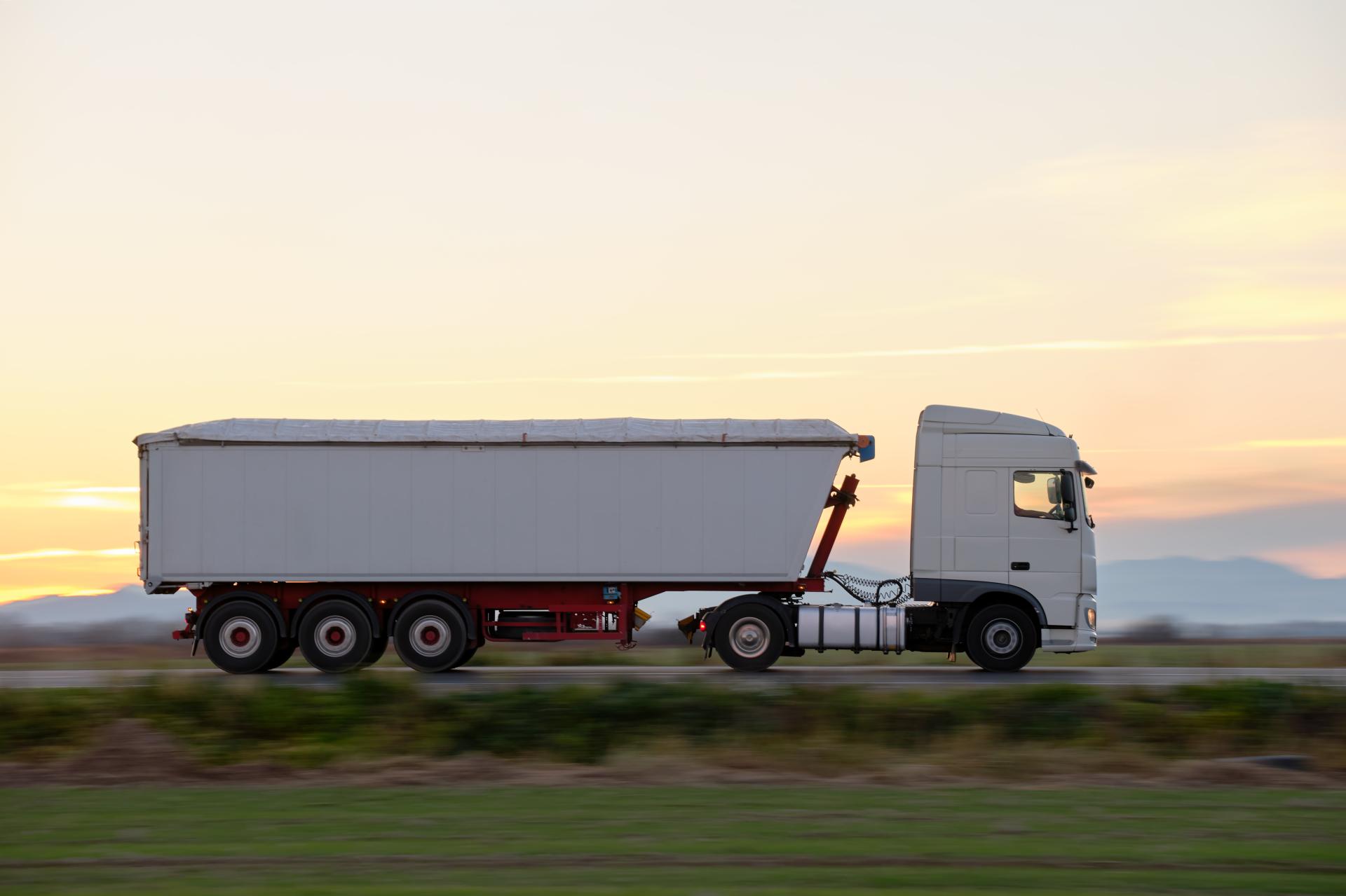 Wynagrodzenie kierowców międzynarodowych – czy sanitariaty są oskładkowane i jak wpływają na ustalenie podstawy oskładkowania?