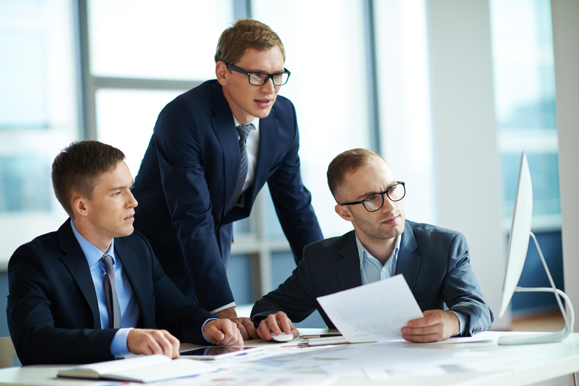 Komornik a windykator – jakie mają uprawnienia?