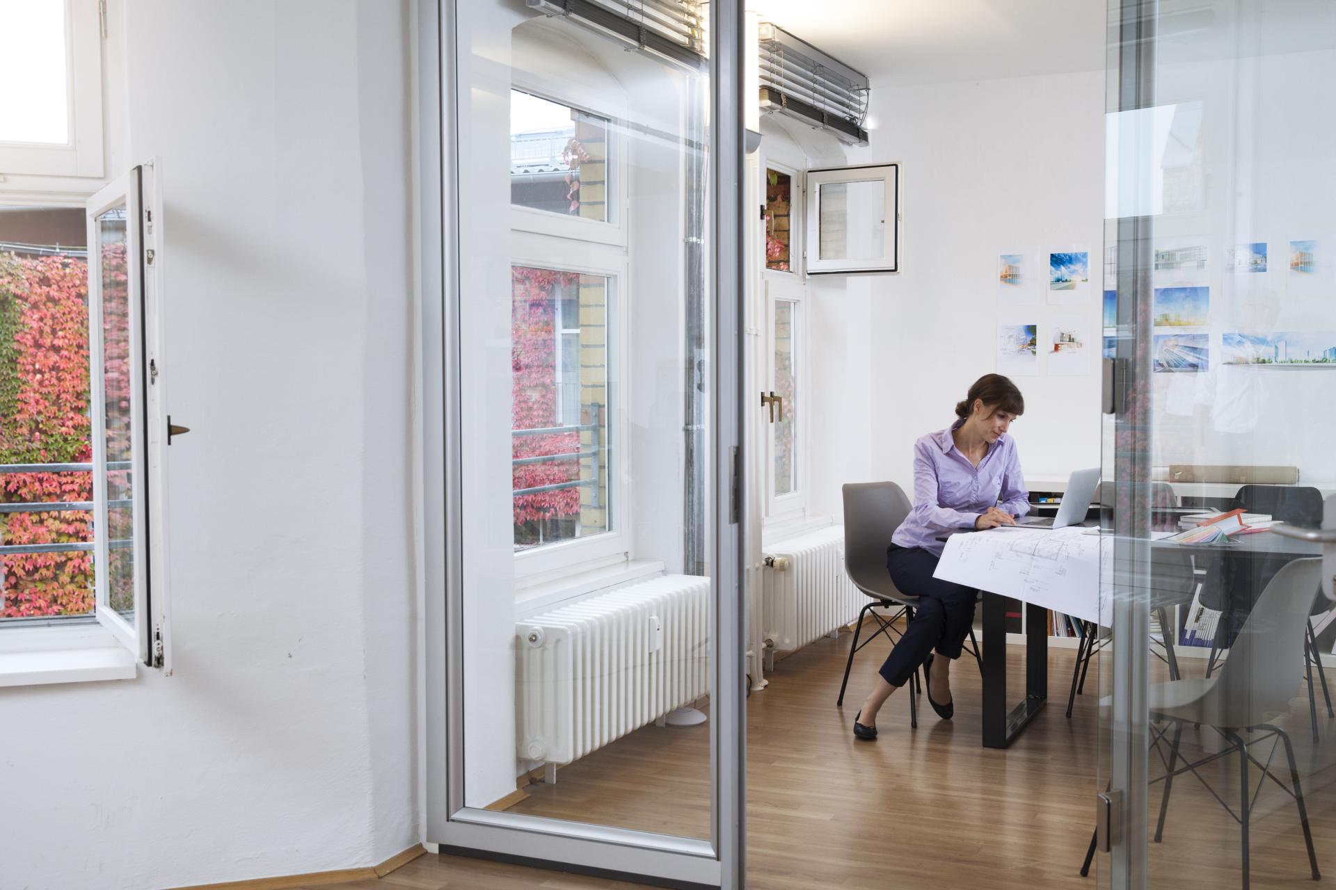 Zwolnienie lekarskie a działalność gospodarcza. Co wolno przedsiębiorcy?