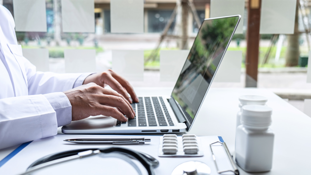 Czy zwolnienie przez internet jest legalne i jak wygląda procedura?