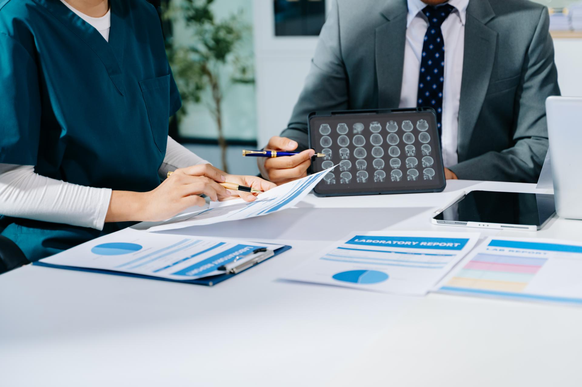 Księgowanie zajęcia wierzytelności przez komornika i US