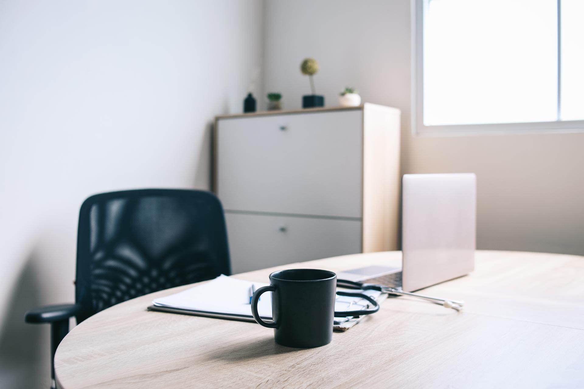 Zwolnienie z powodu siły wyższej a urlop na żądanie – najważniejsze różnice