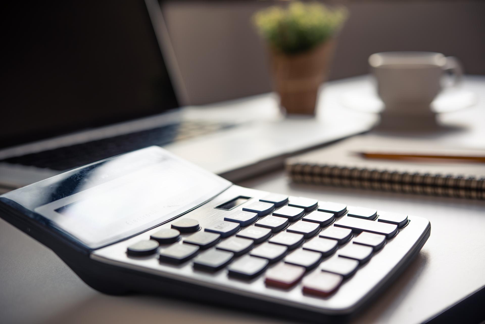 Przeliczenie nadgodzin po podwyżce do urlopowego – jak to zrobić poprawnie?