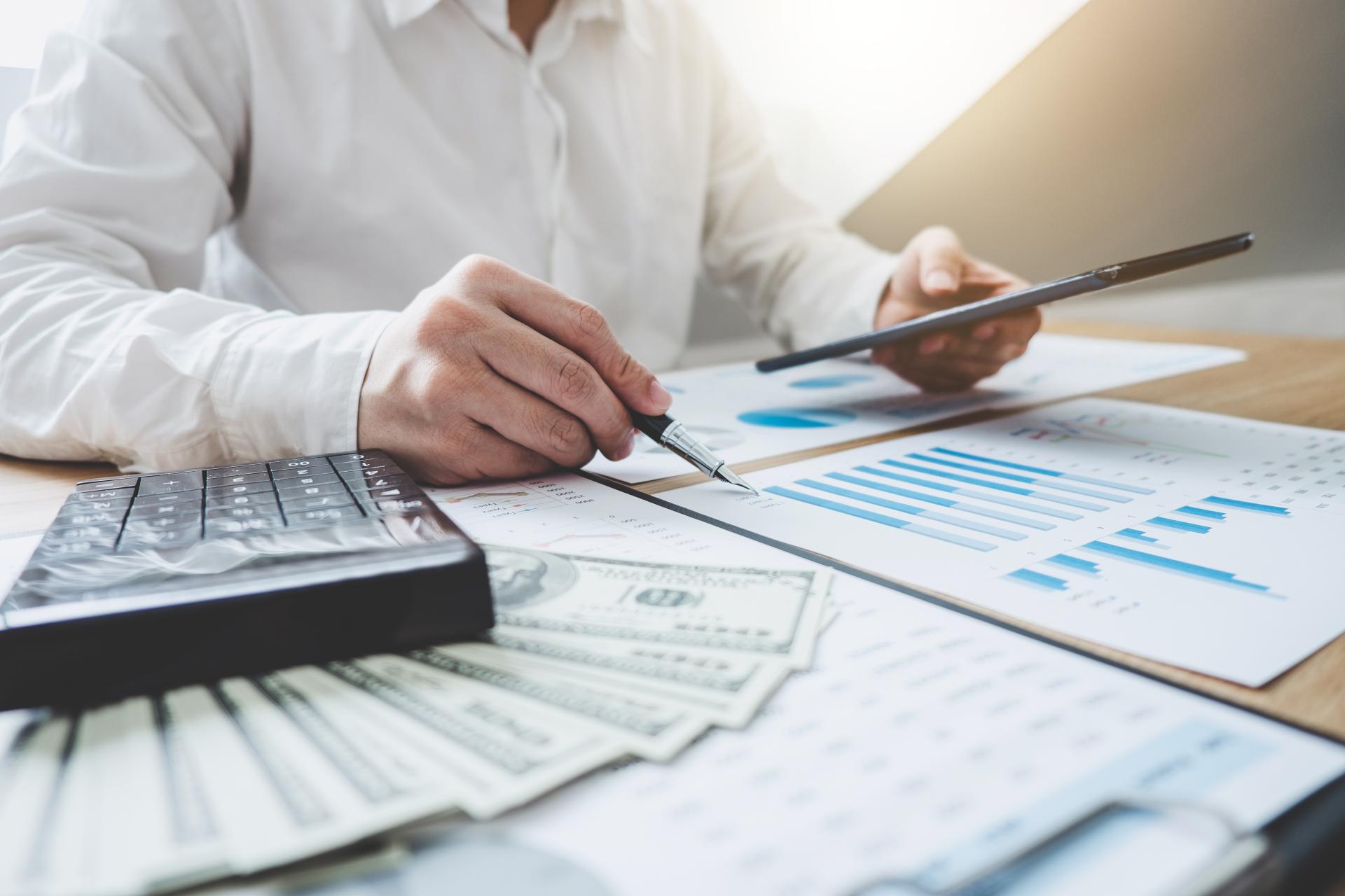 Faktury przekazane do biura rachunkowego po rozliczeniu miesiąca – jak?