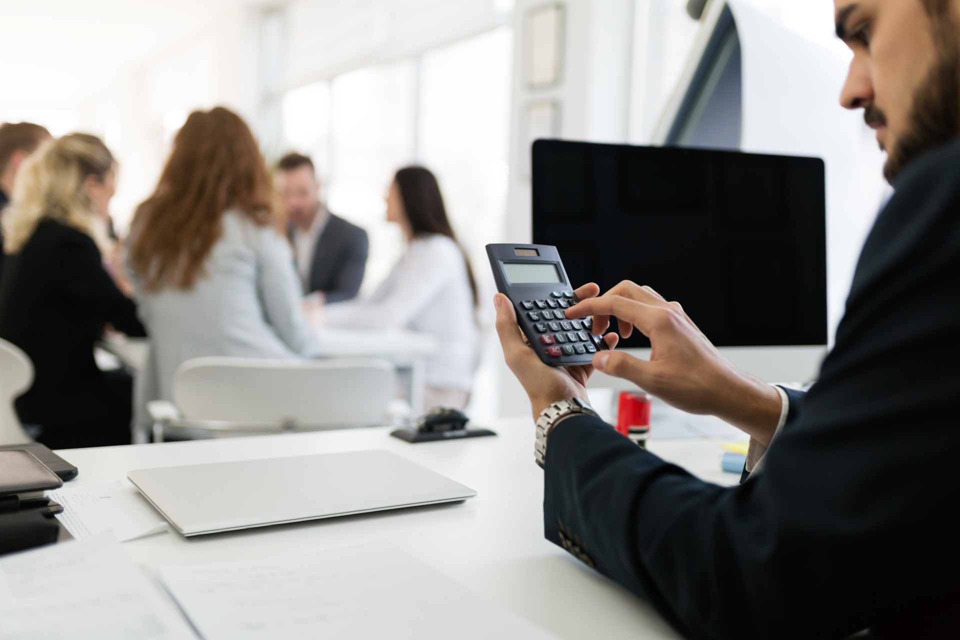 Nadpłata zasiłku chorobowego – jak rozliczyć przychód ze stosunku pracy?