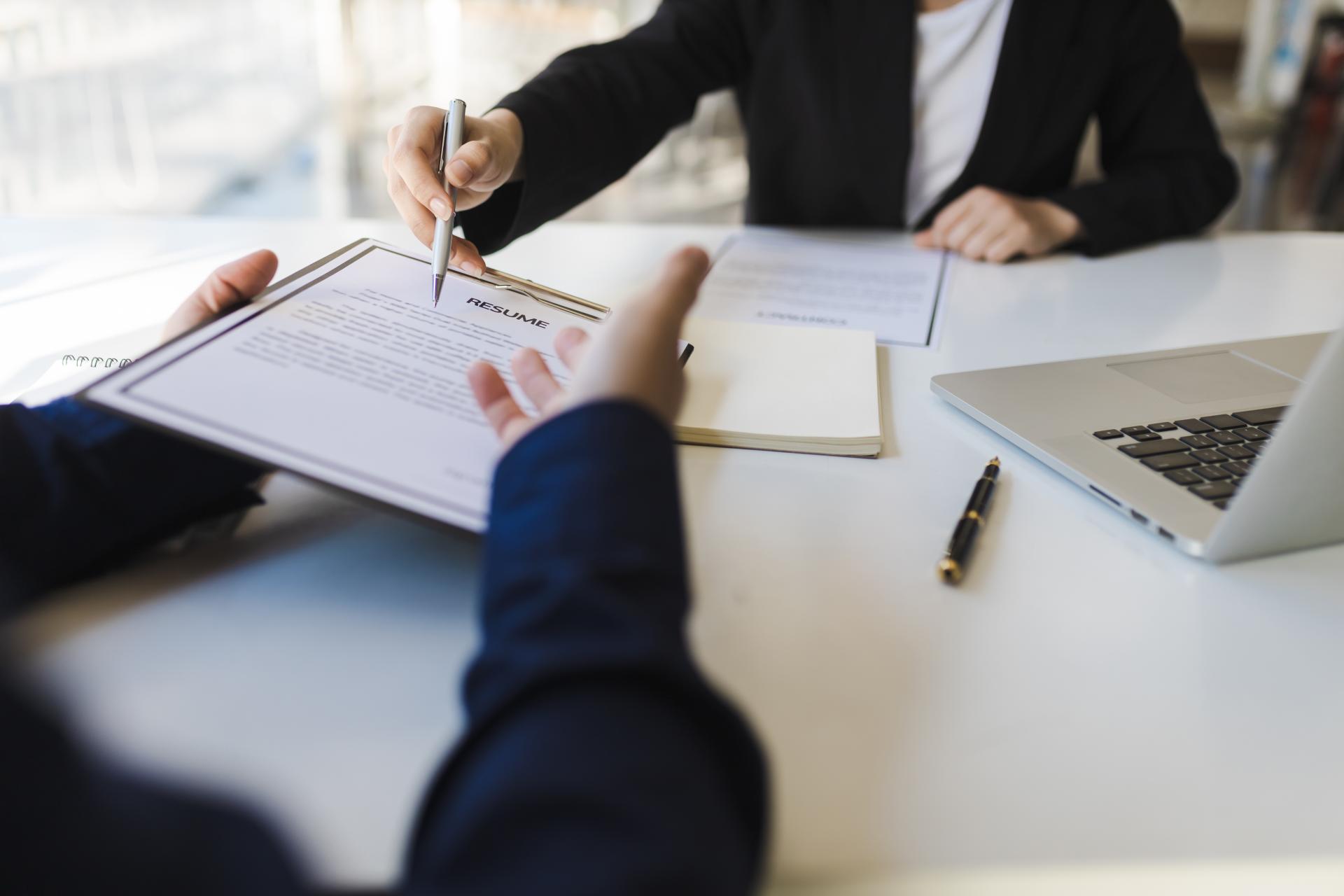 Umowa o pracę na okres próbny a krótsza umowa na czas określony.