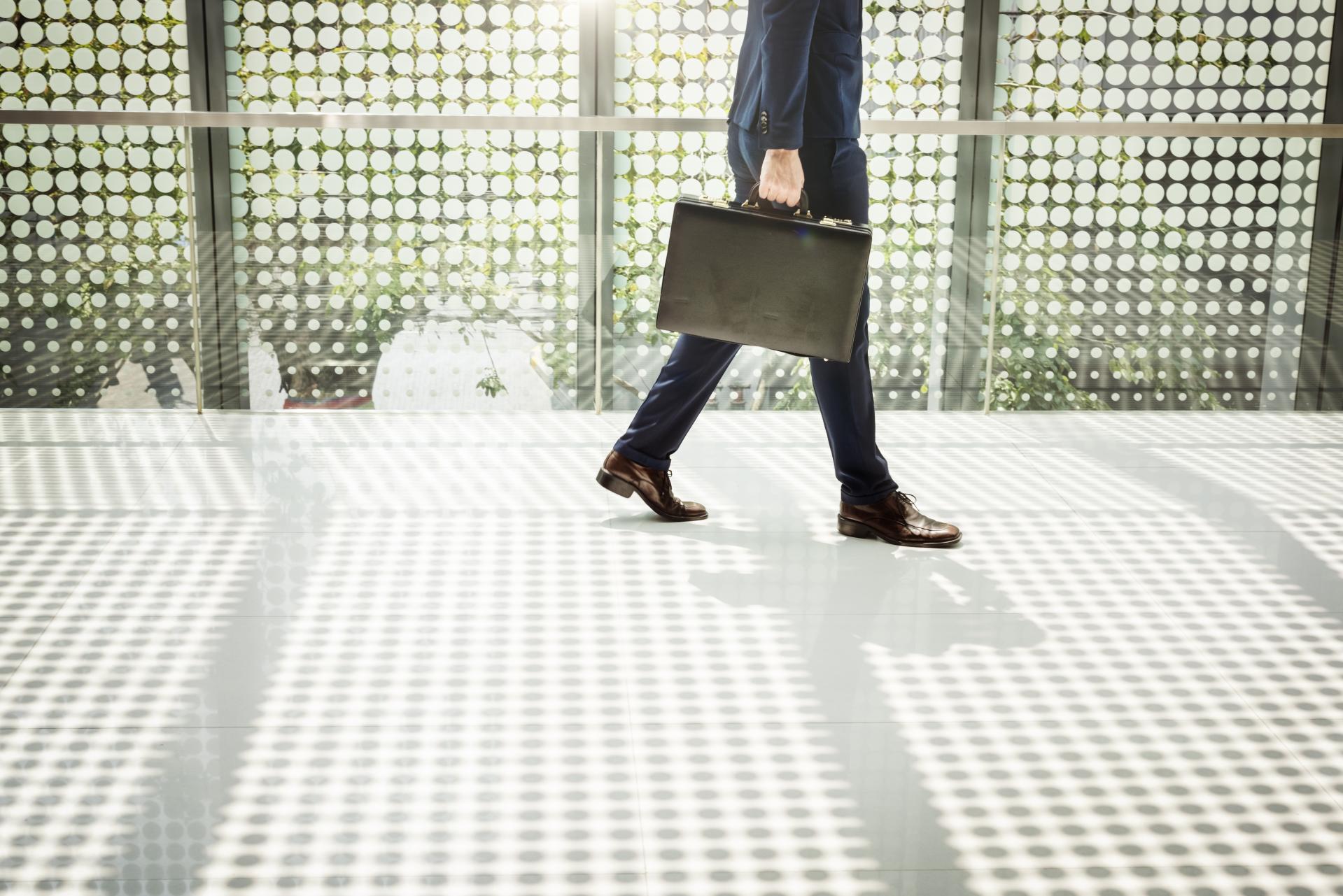 Dwa etaty a wypłata odprawy pośmiertnej – jakie są zasady?