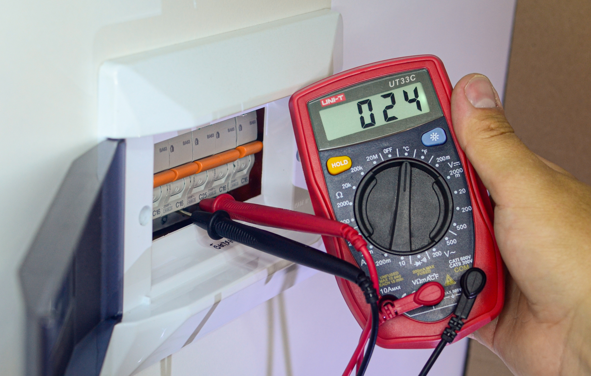 Rozdzielenie prądu na firmę w domu. Jak to zrobić krok po kroku?