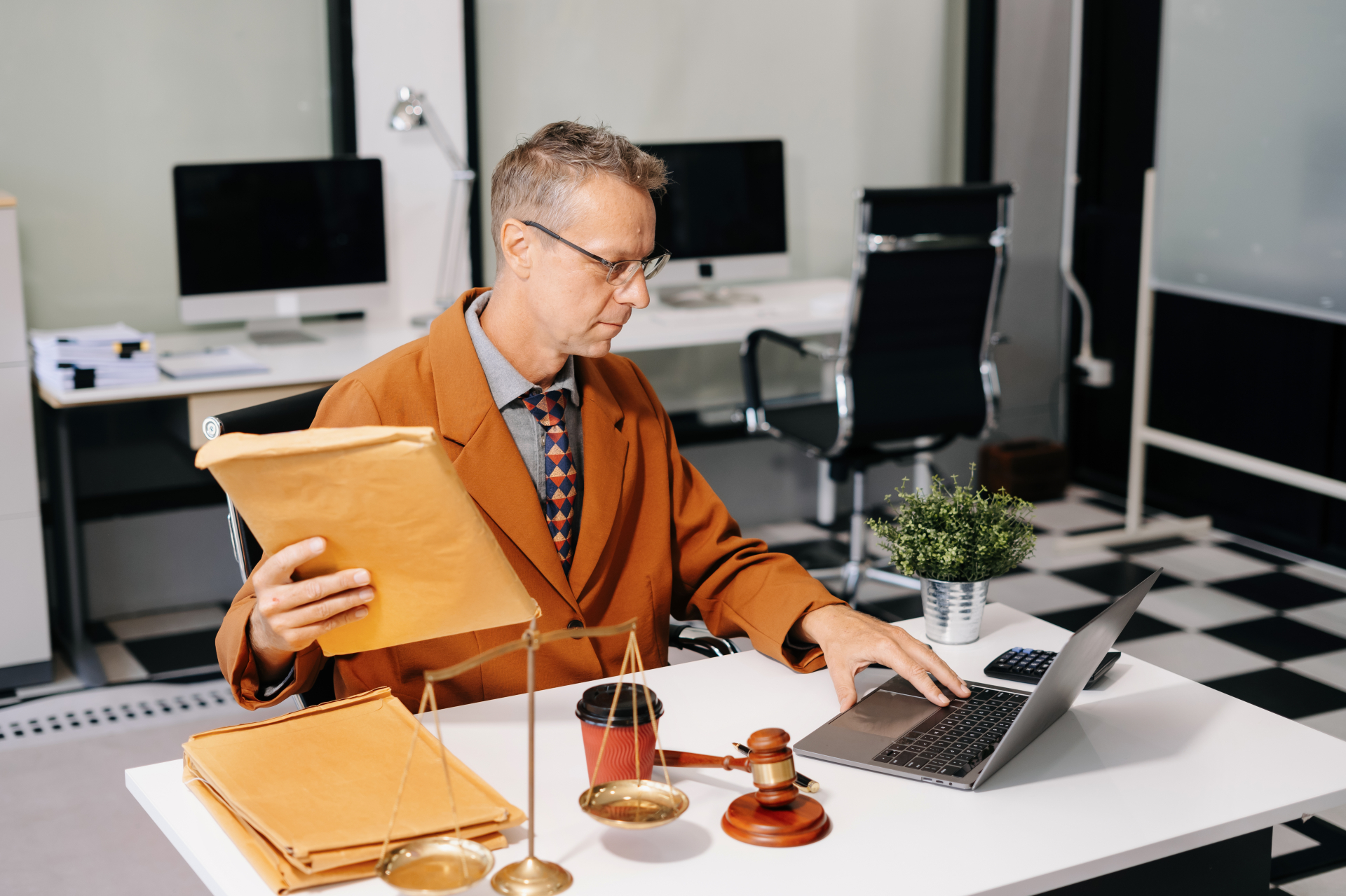 Czy weryfikacja danych z KRS stron postępowania to obowiązek sądu?