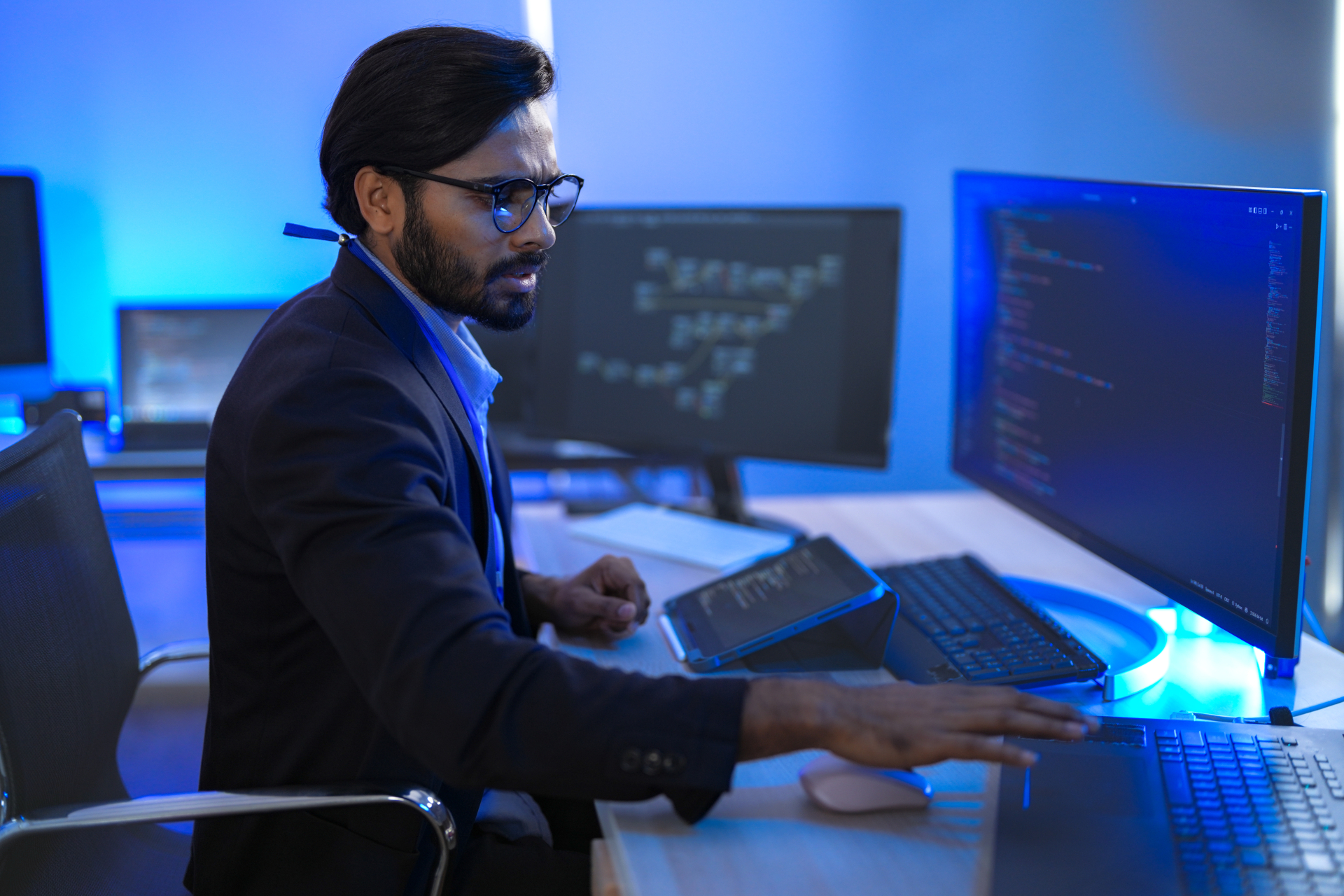 Ile zarabia specjalista od cyberbezpieczeństwa i od czego zależą jego zarobki?